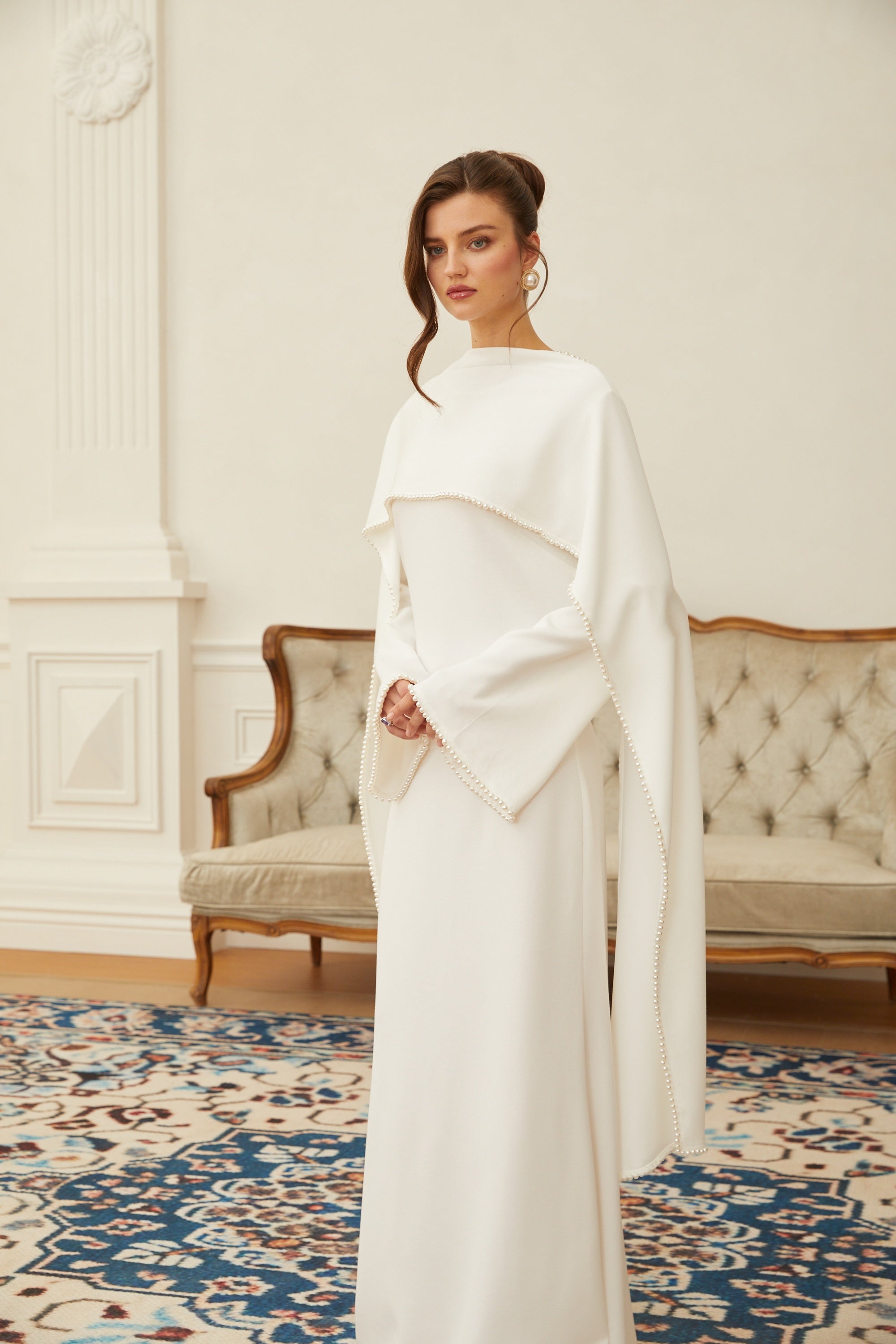 Piroska Vit Pärlkantad Maxiklänning Med Sjaldetalj