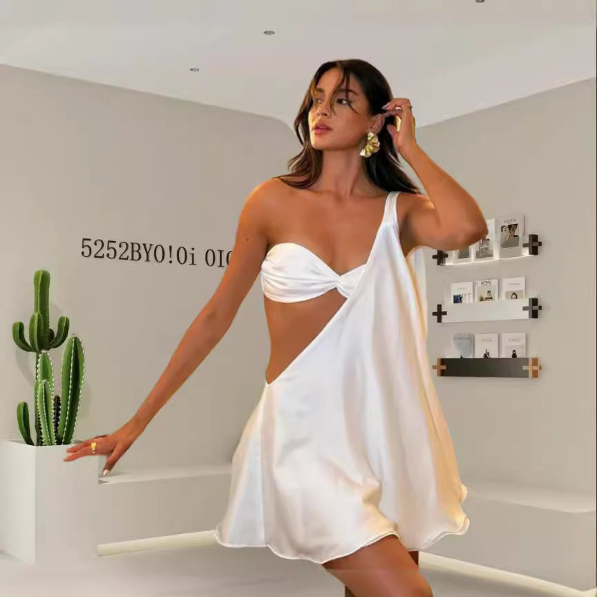 Asymmetrisk sommarklänning med öppen axel