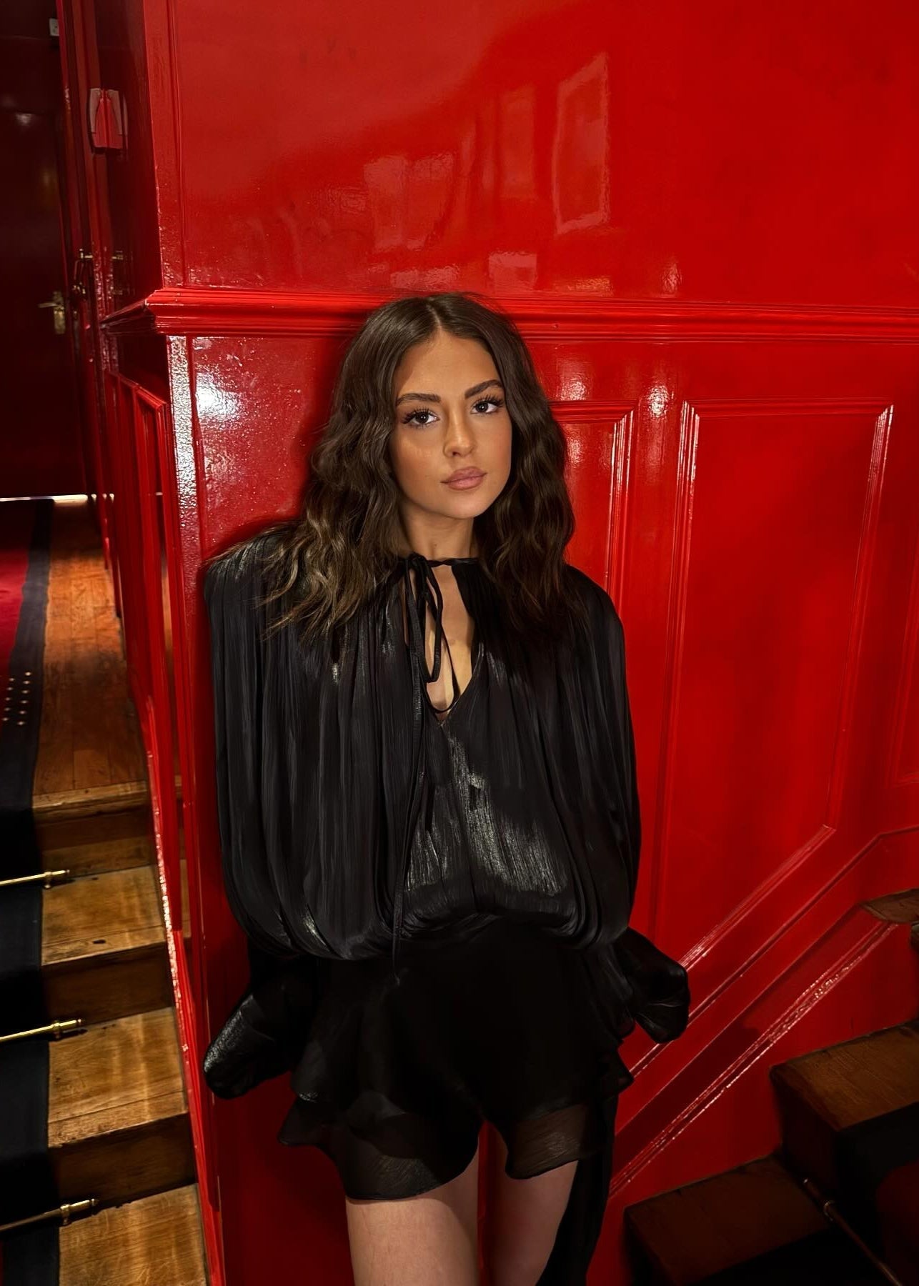 Amante | Svart plisserad miniklänning med pärlknappar