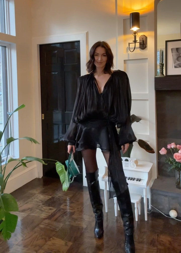 Amante | Svart plisserad miniklänning med pärlknappar