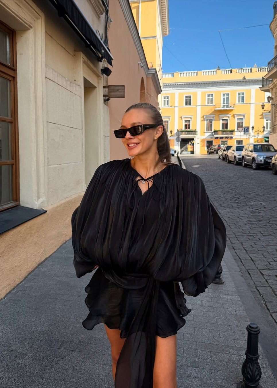 Amante | Svart plisserad miniklänning med pärlknappar