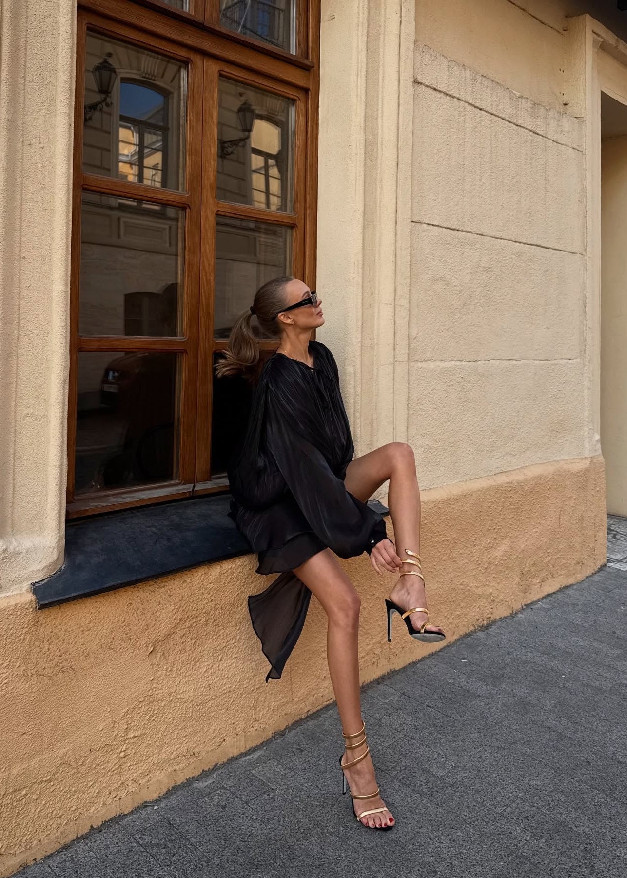 Amante | Svart plisserad miniklänning med pärlknappar