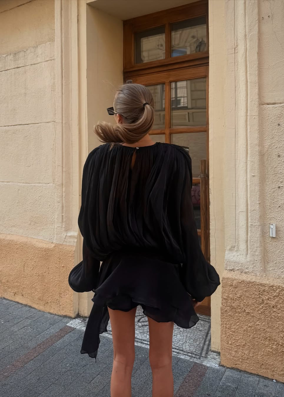 Amante | Svart plisserad miniklänning med pärlknappar