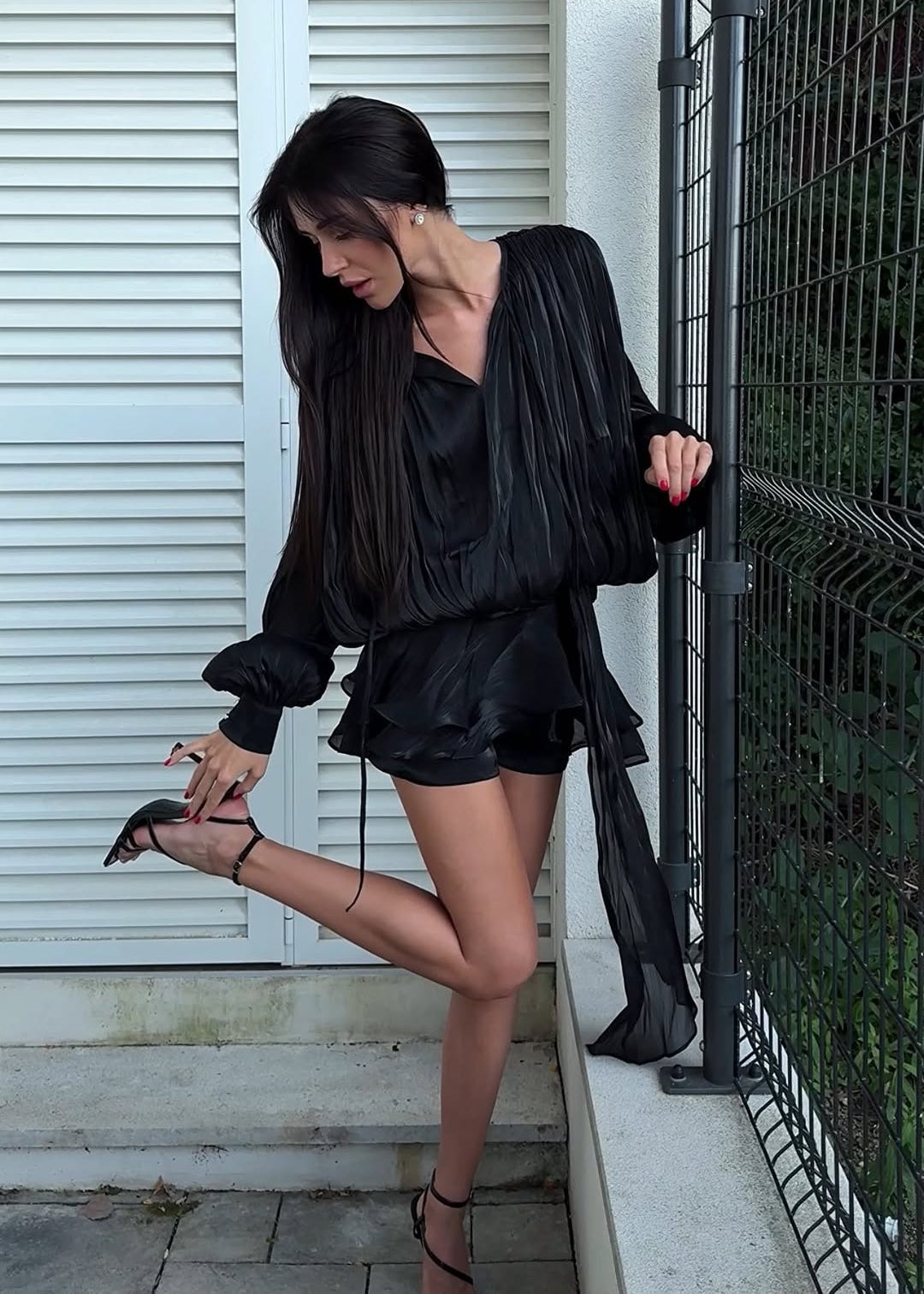 Amante | Svart plisserad miniklänning med pärlknappar