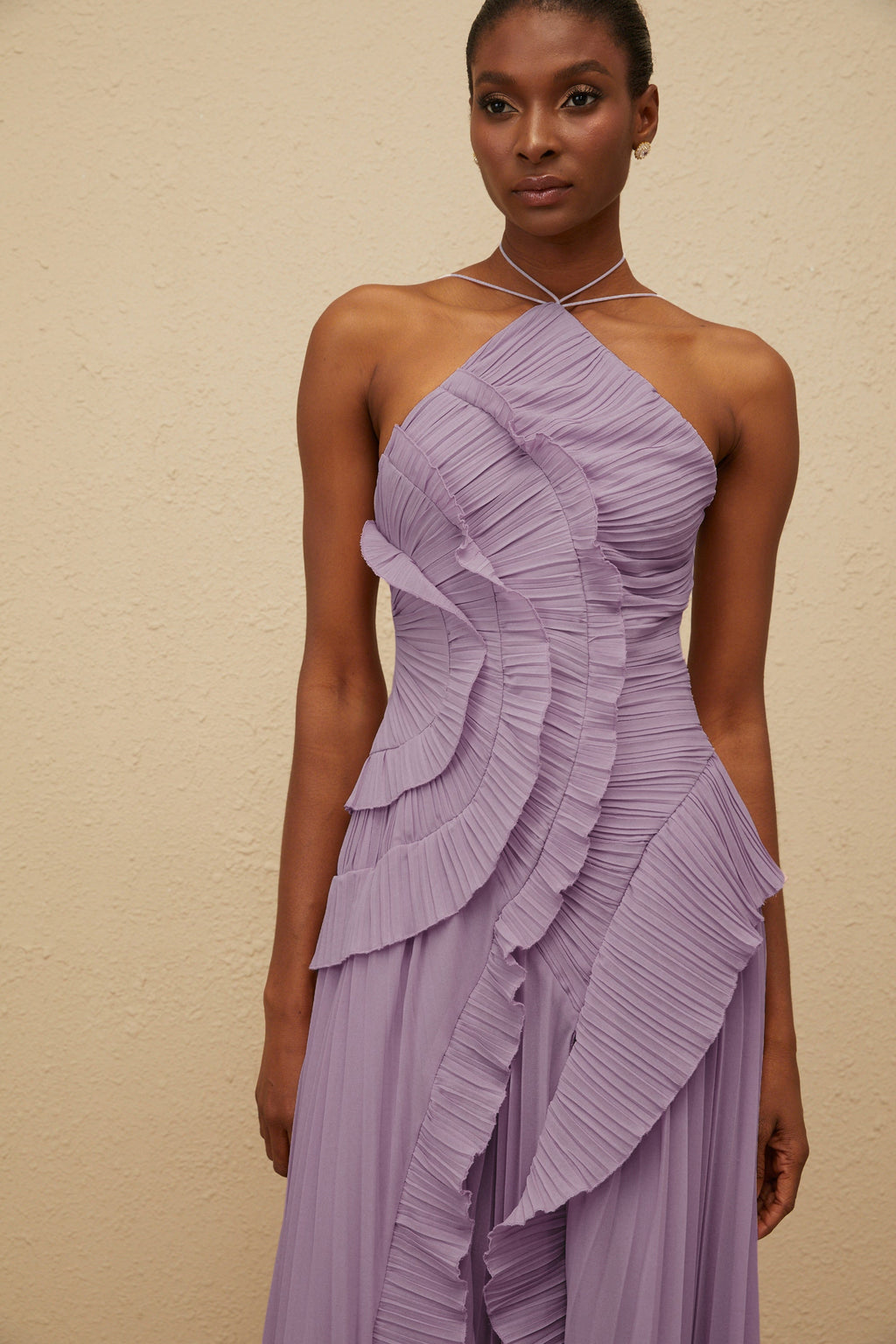 Doux Lila Plisserad Midiklänning med Volangkant