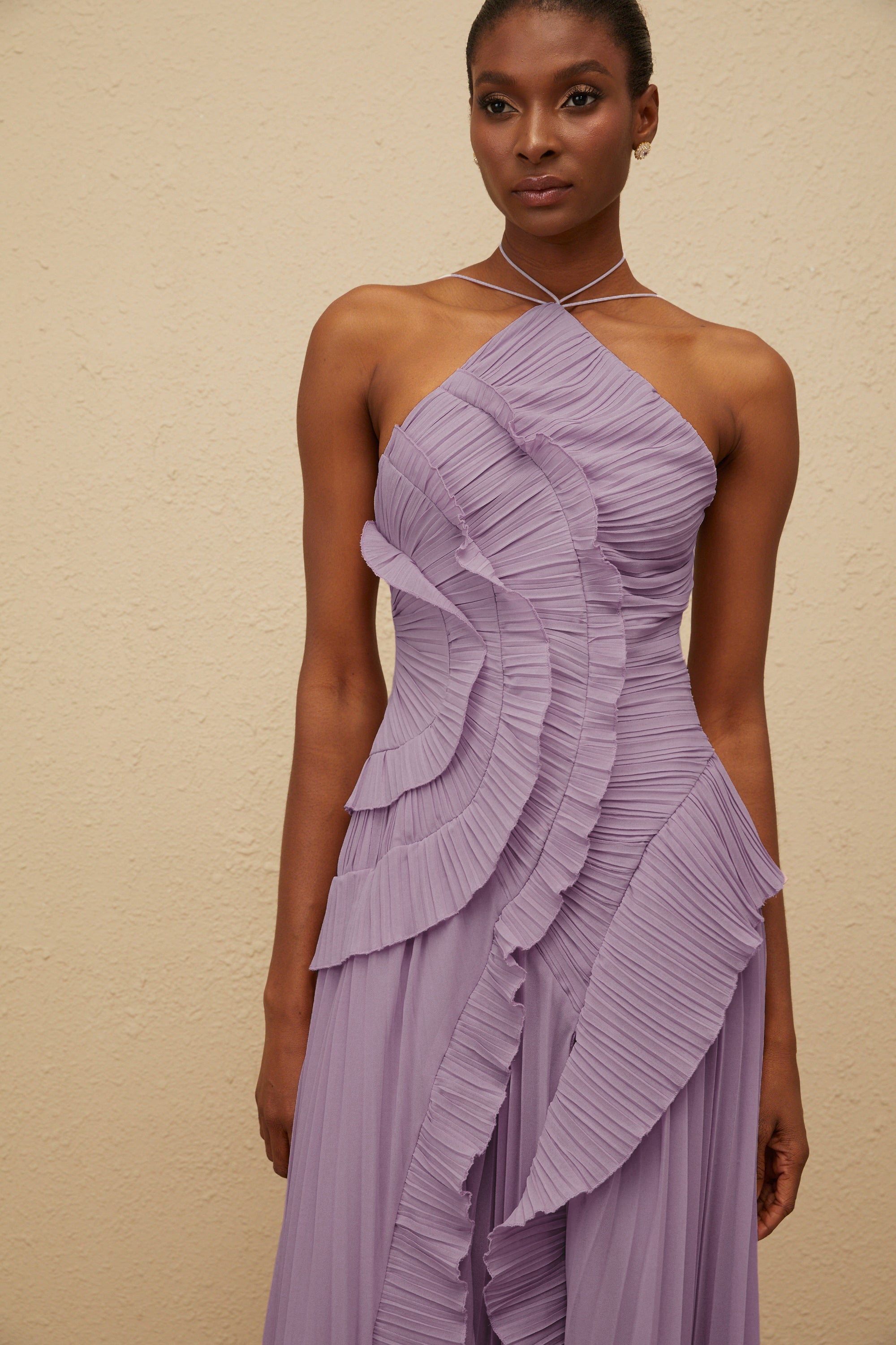 Doux Lila Plisserad Midiklänning med Volangkant