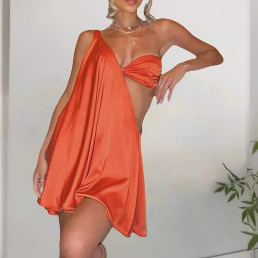 Asymmetrisk sommarklänning med öppen axel