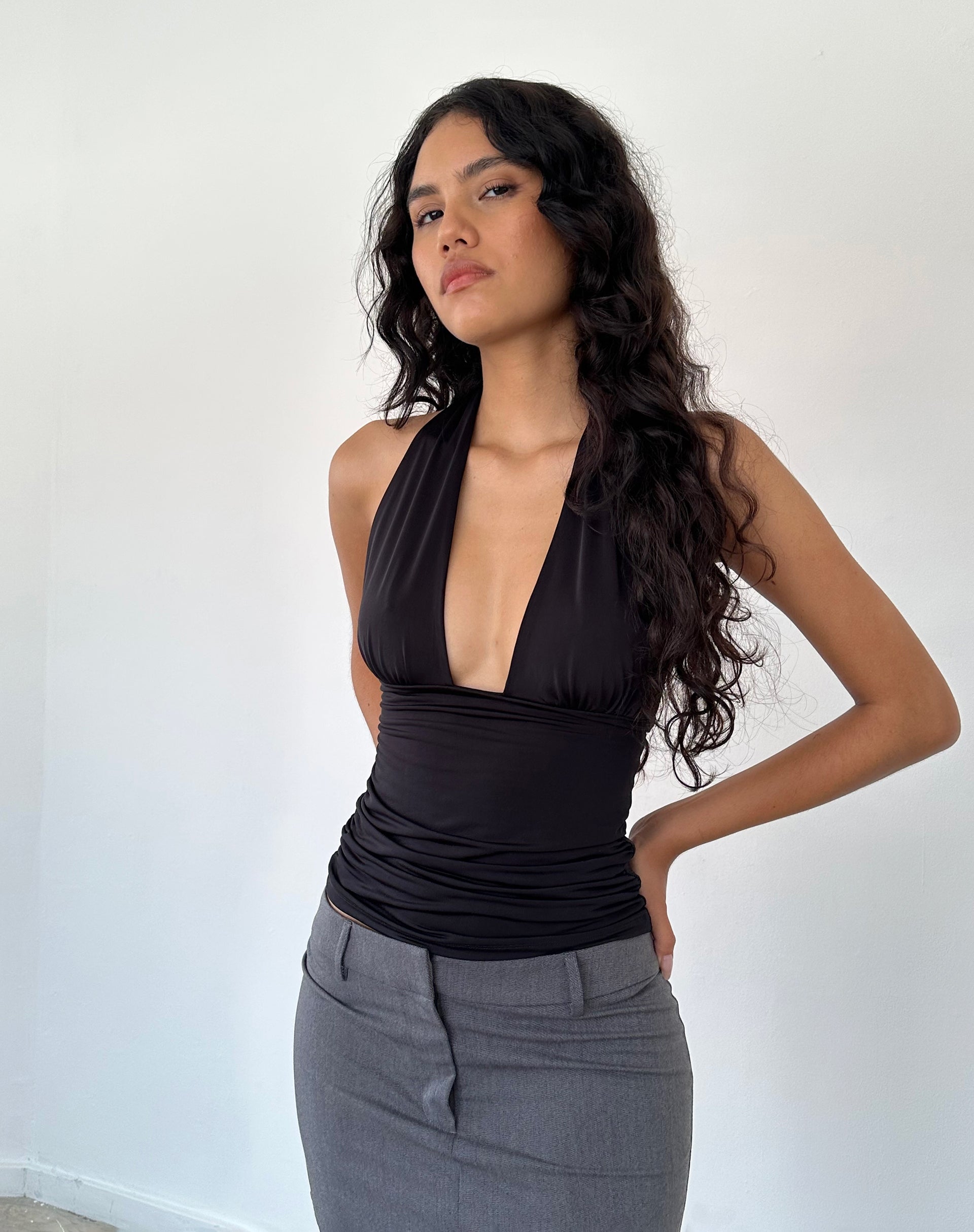 Izzy | Haltertop met Diepe V-Hals