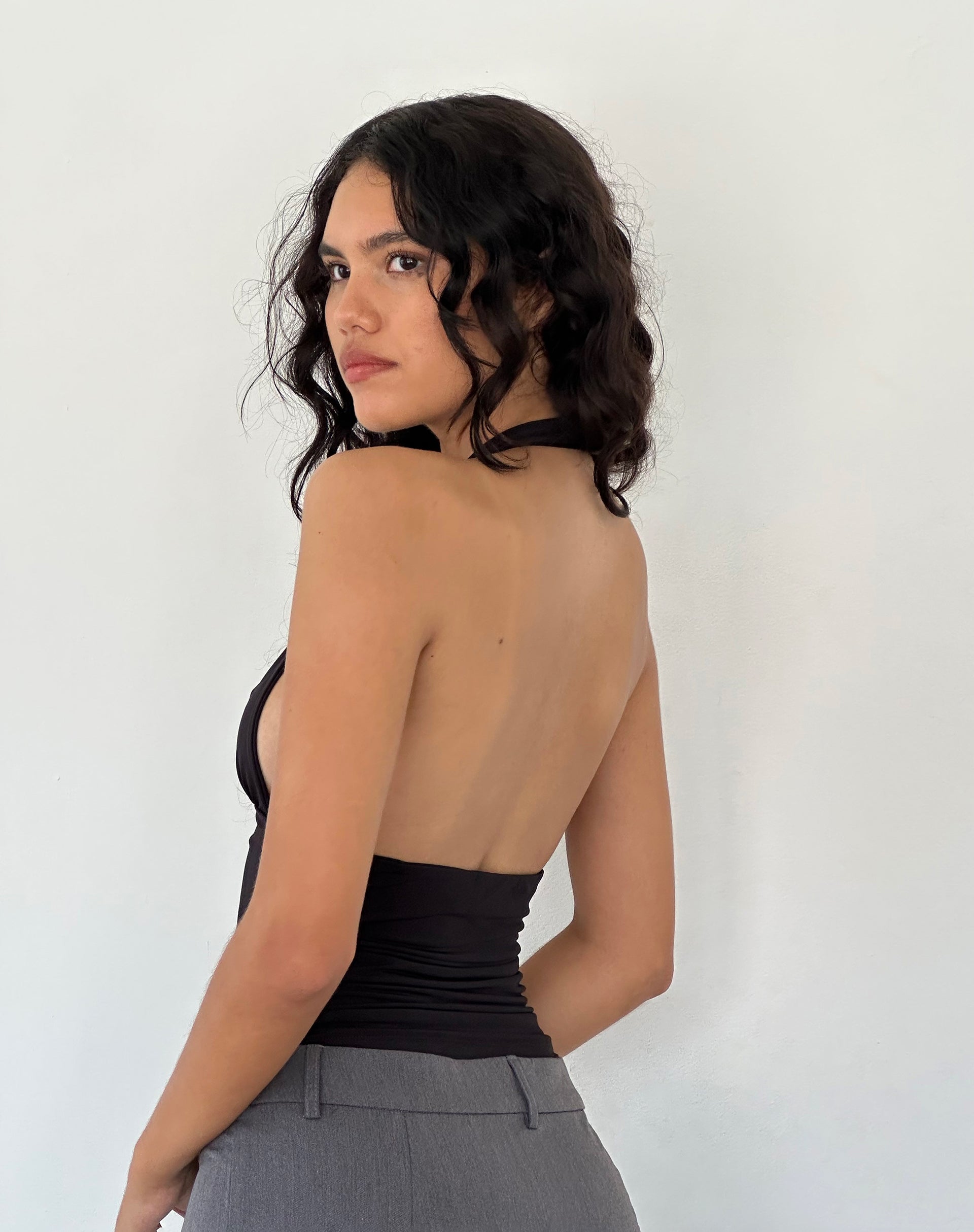 Izzy | Haltertop met Diepe V-Hals