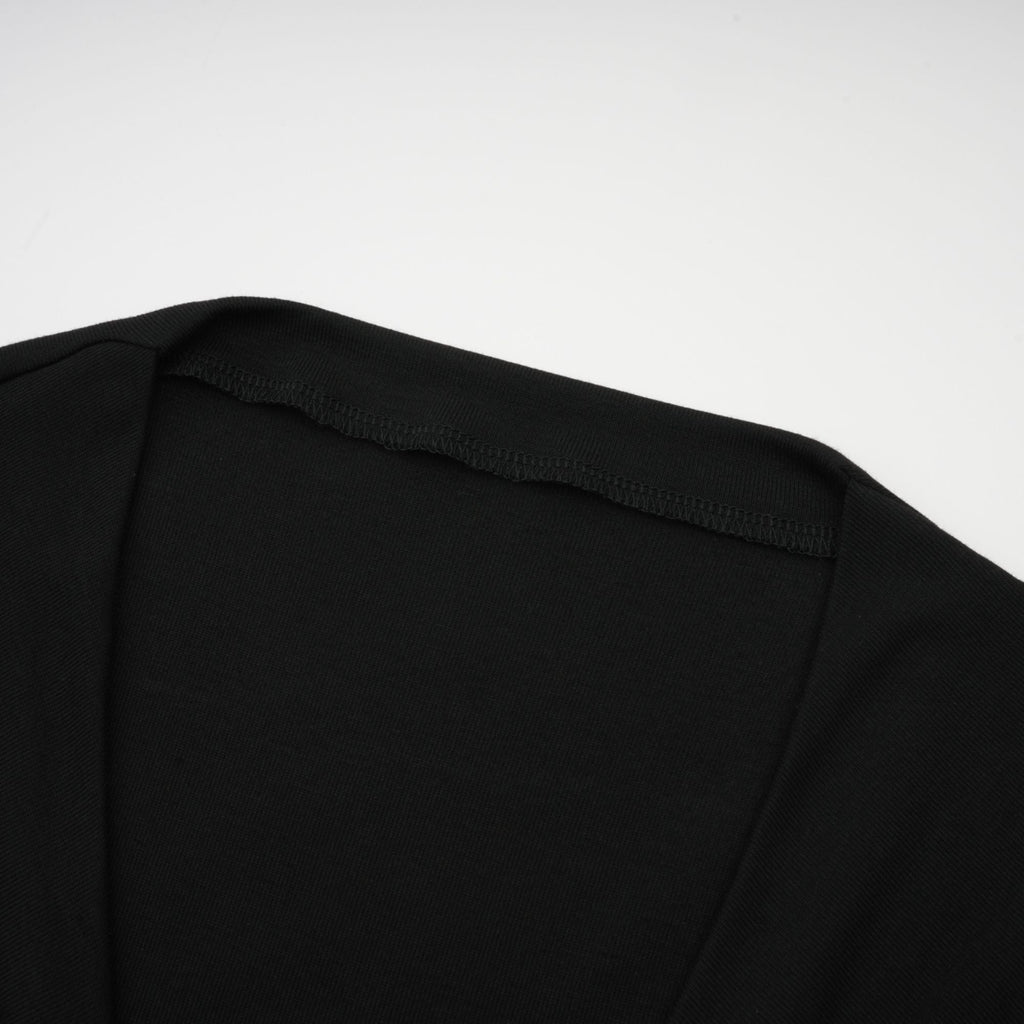 Anaïs svart topp med öppen framsida och rynkad passform