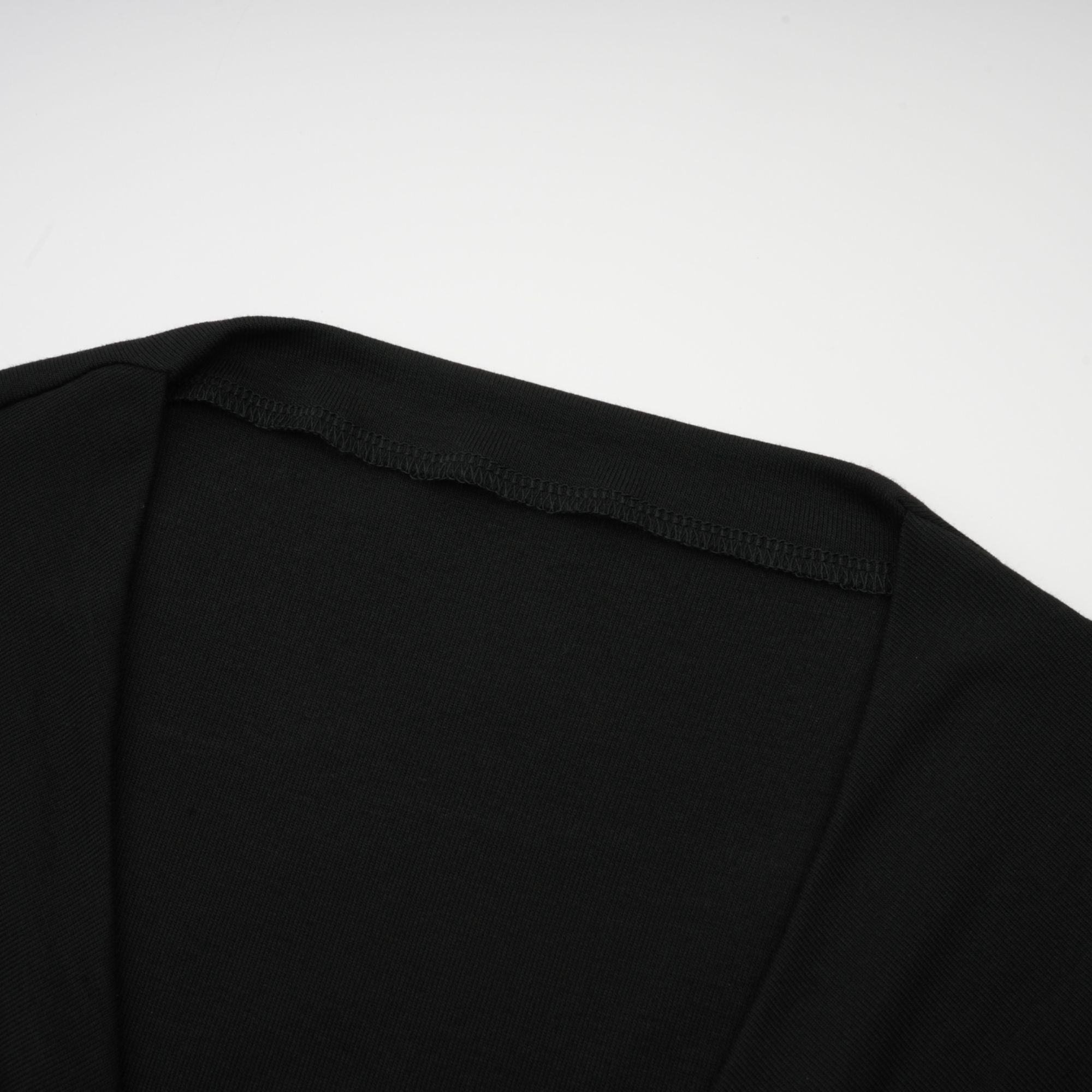 Anaïs svart topp med öppen framsida och rynkad passform