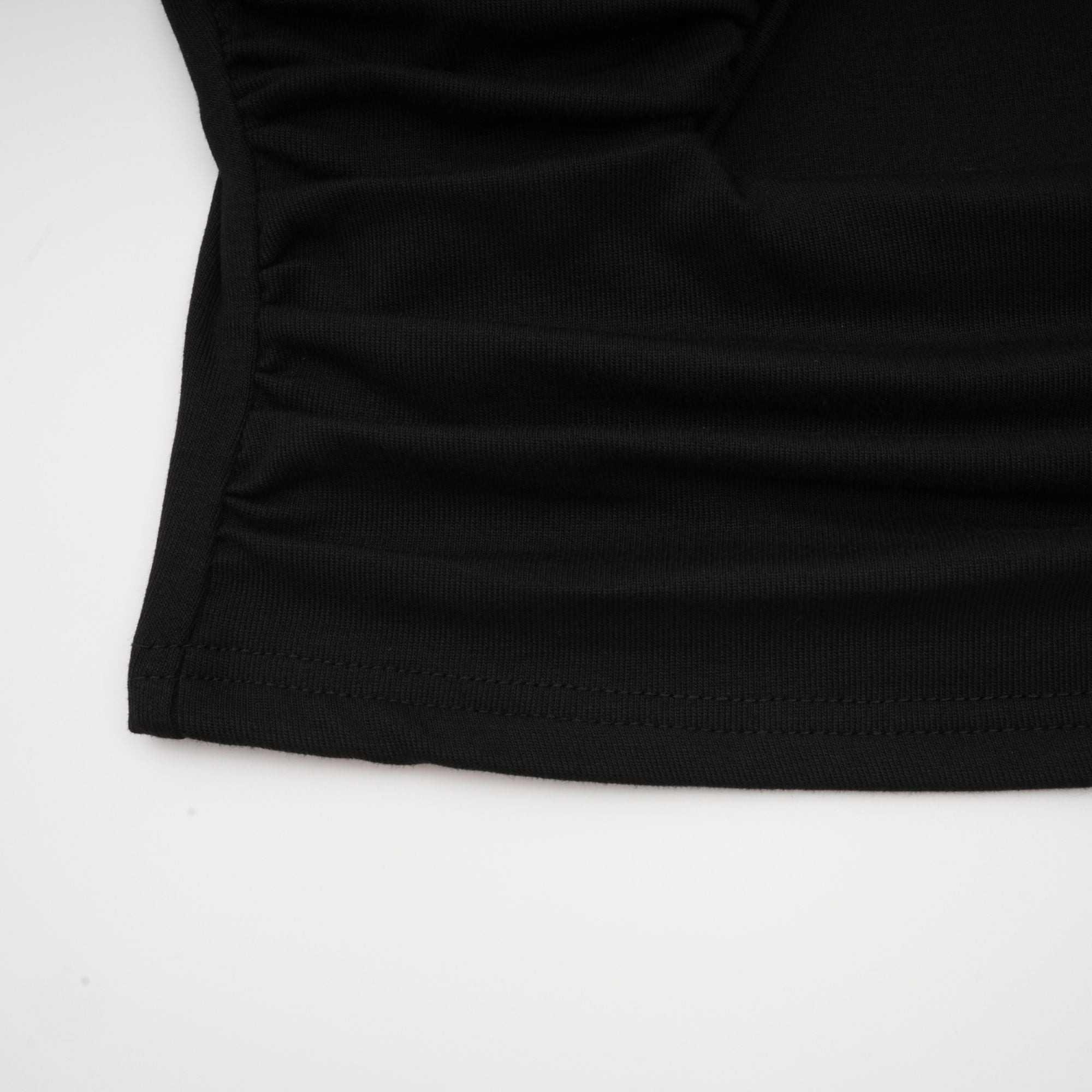 Anaïs svart topp med öppen framsida och rynkad passform