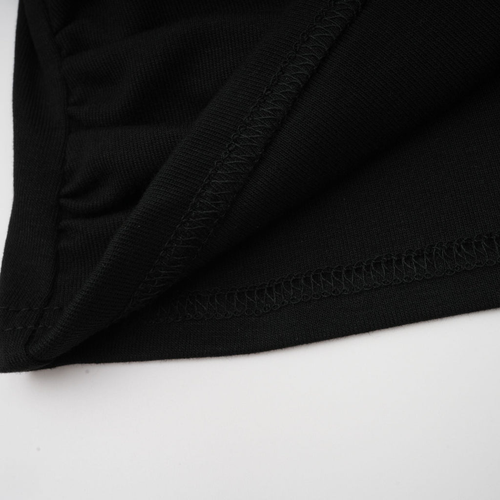 Anaïs svart topp med öppen framsida och rynkad passform