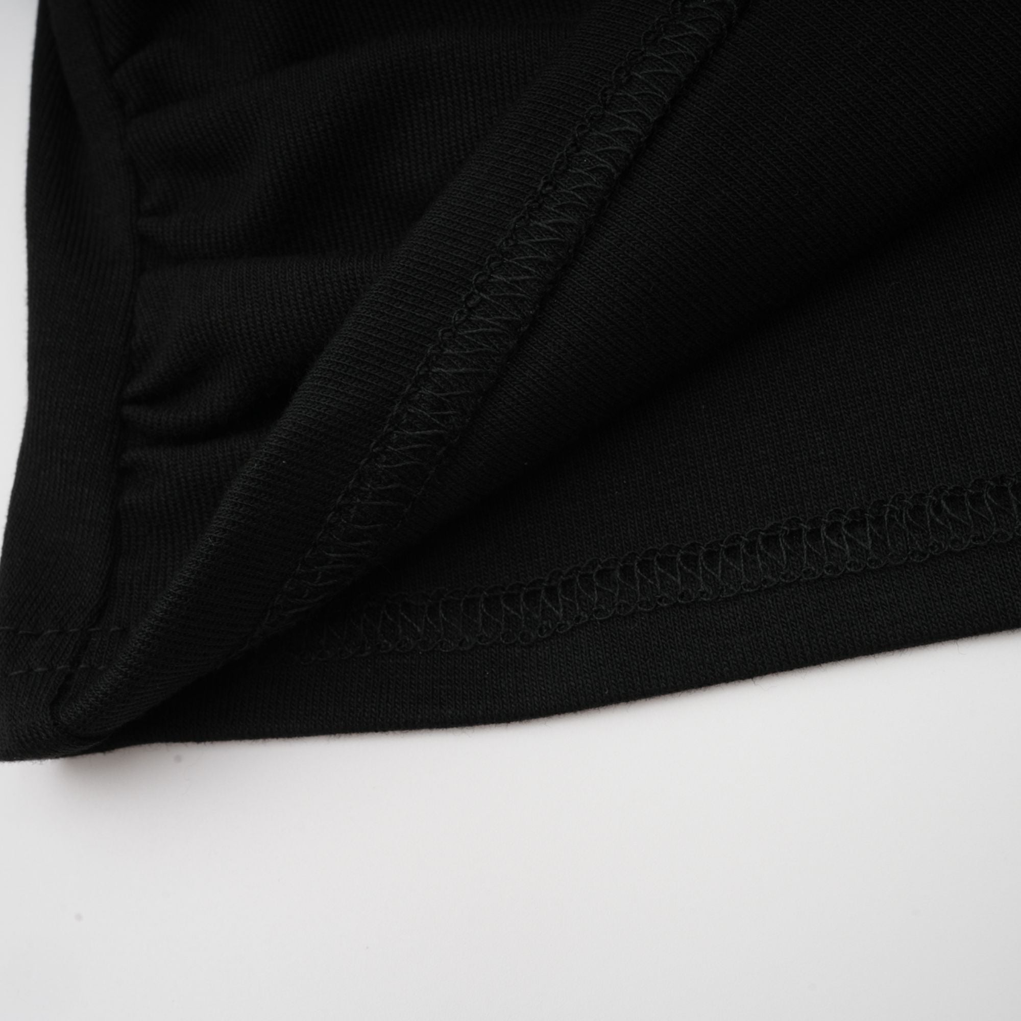 Anaïs svart topp med öppen framsida och rynkad passform