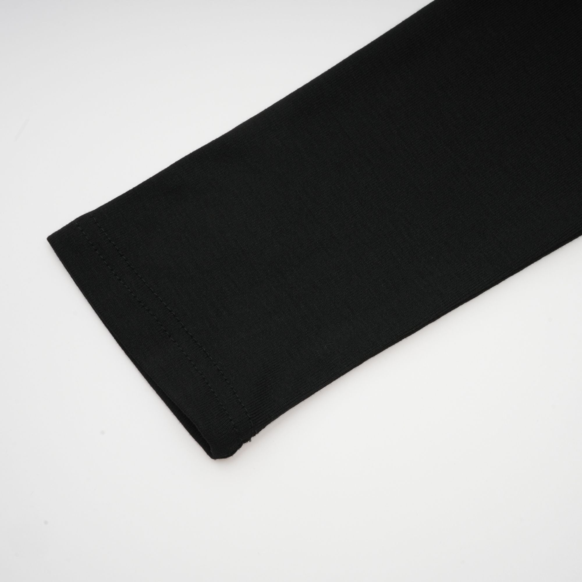 Anaïs svart topp med öppen framsida och rynkad passform