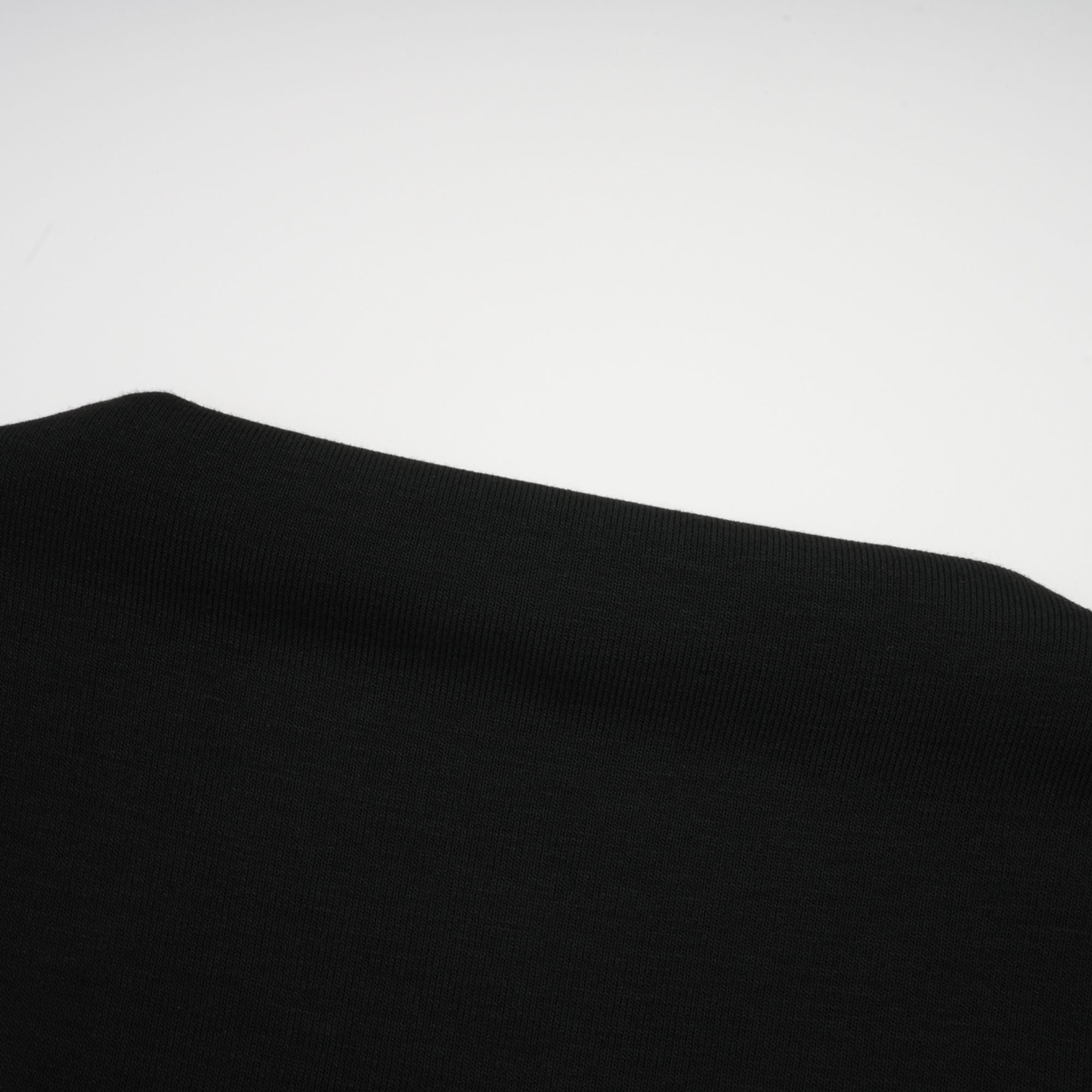 Anaïs svart topp med öppen framsida och rynkad passform