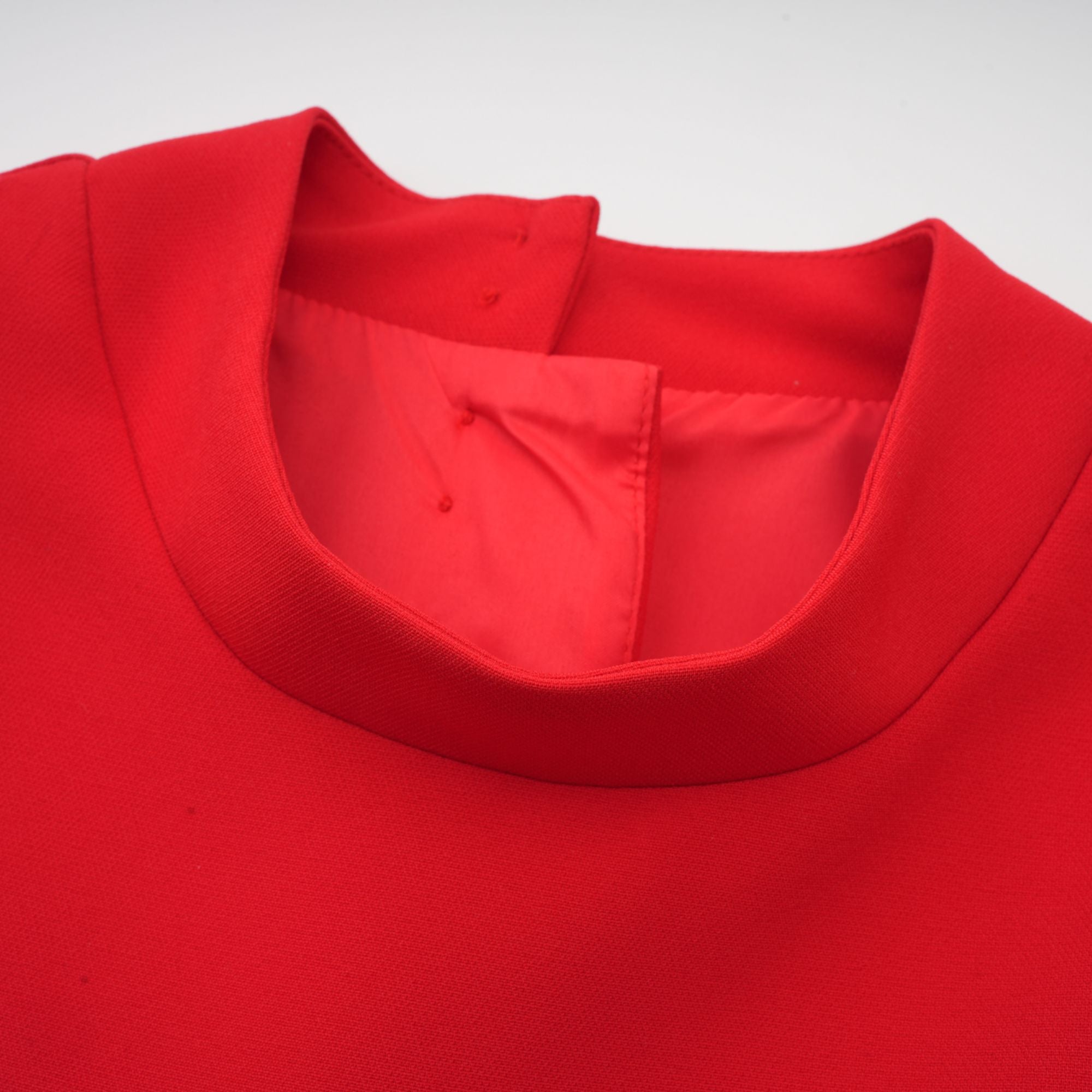 Anna röd miniklänning med utskurna ärmar och rosett