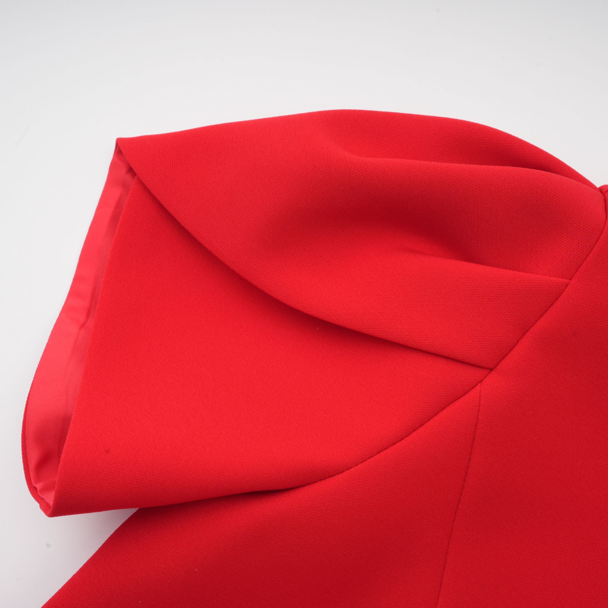 Anna röd miniklänning med utskurna ärmar och rosett