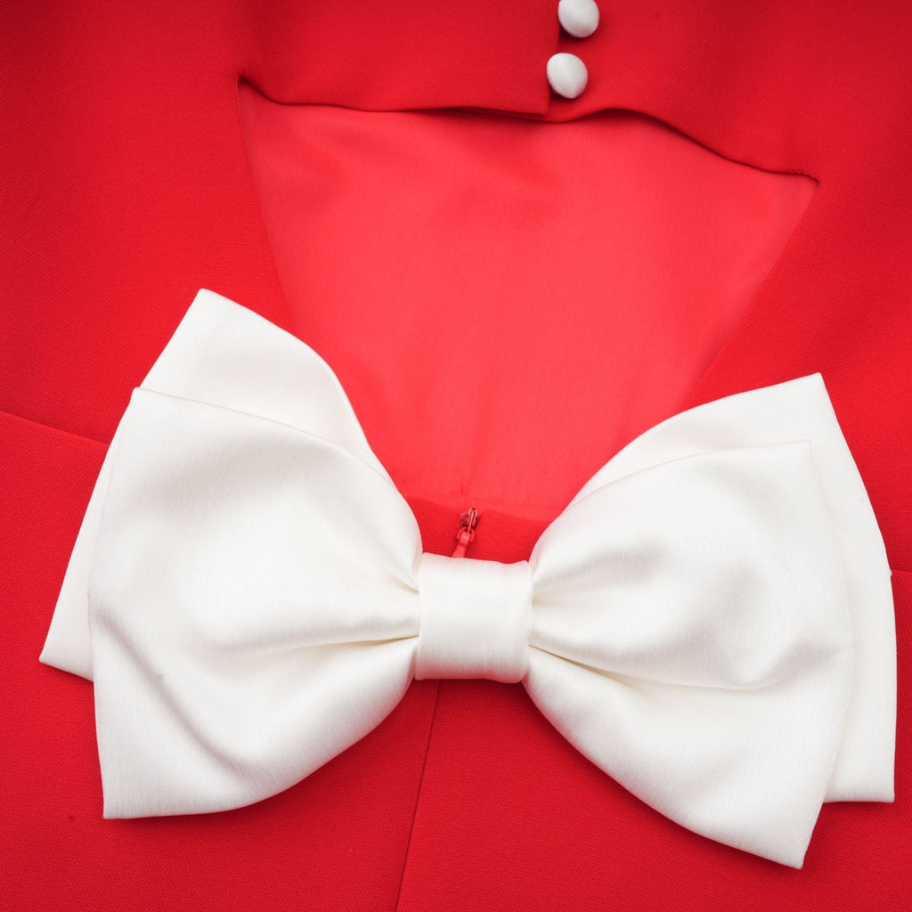 Anna röd miniklänning med utskurna ärmar och rosett