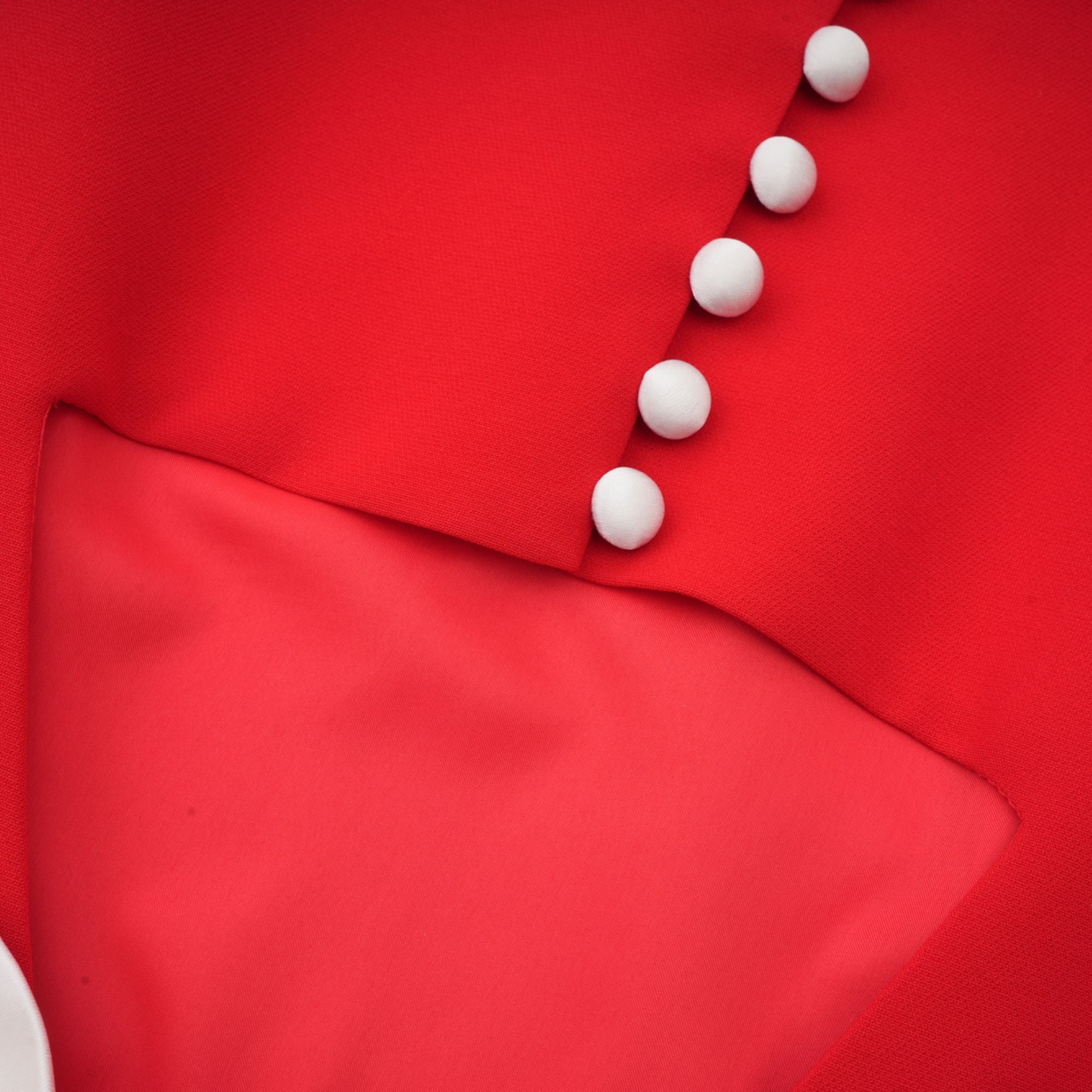 Anna röd miniklänning med utskurna ärmar och rosett