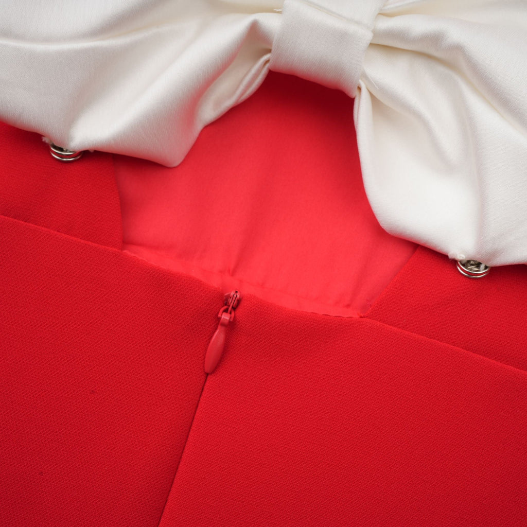 Anna röd miniklänning med utskurna ärmar och rosett