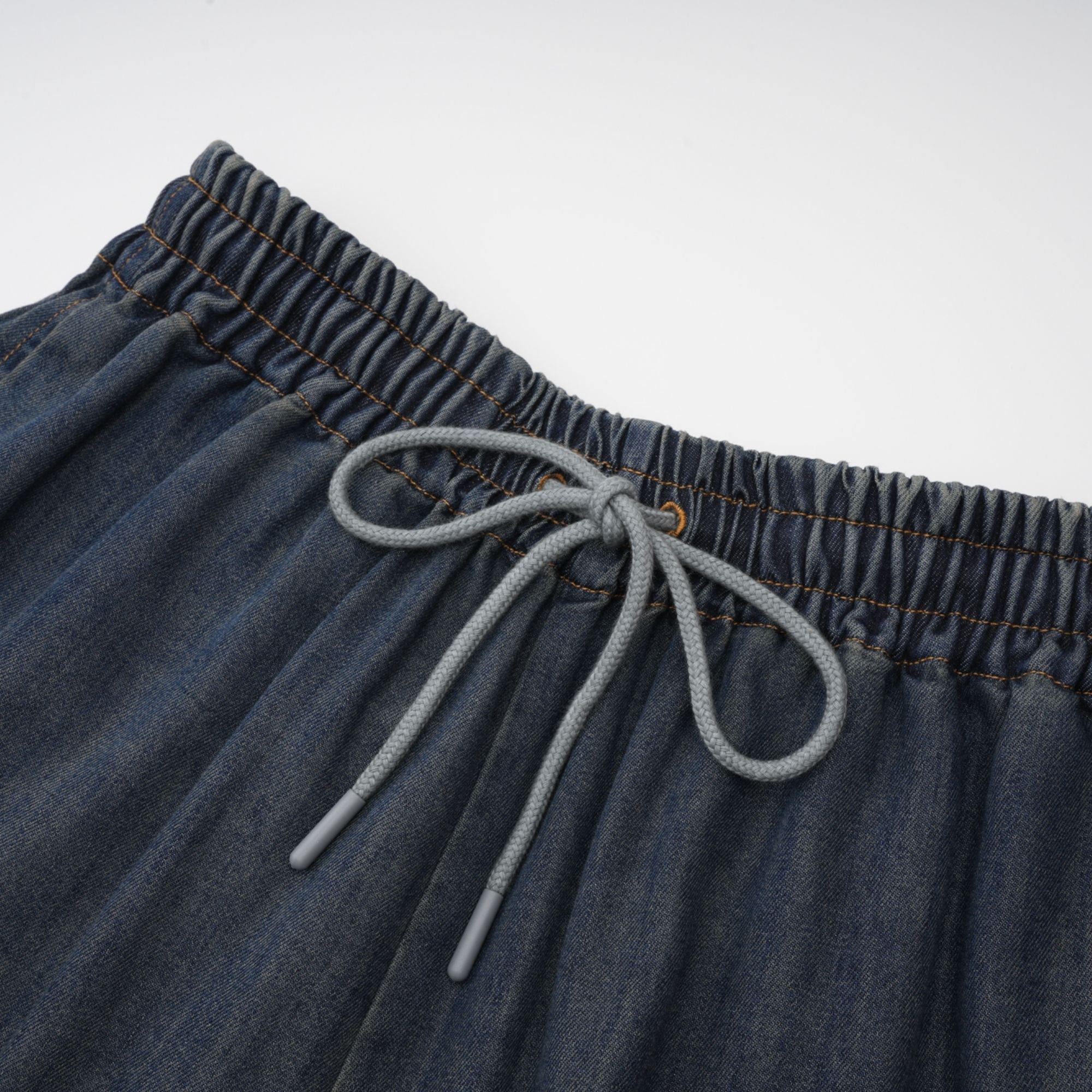 Sylvie matchande set med spetsdetalj i denim – topp och shorts 