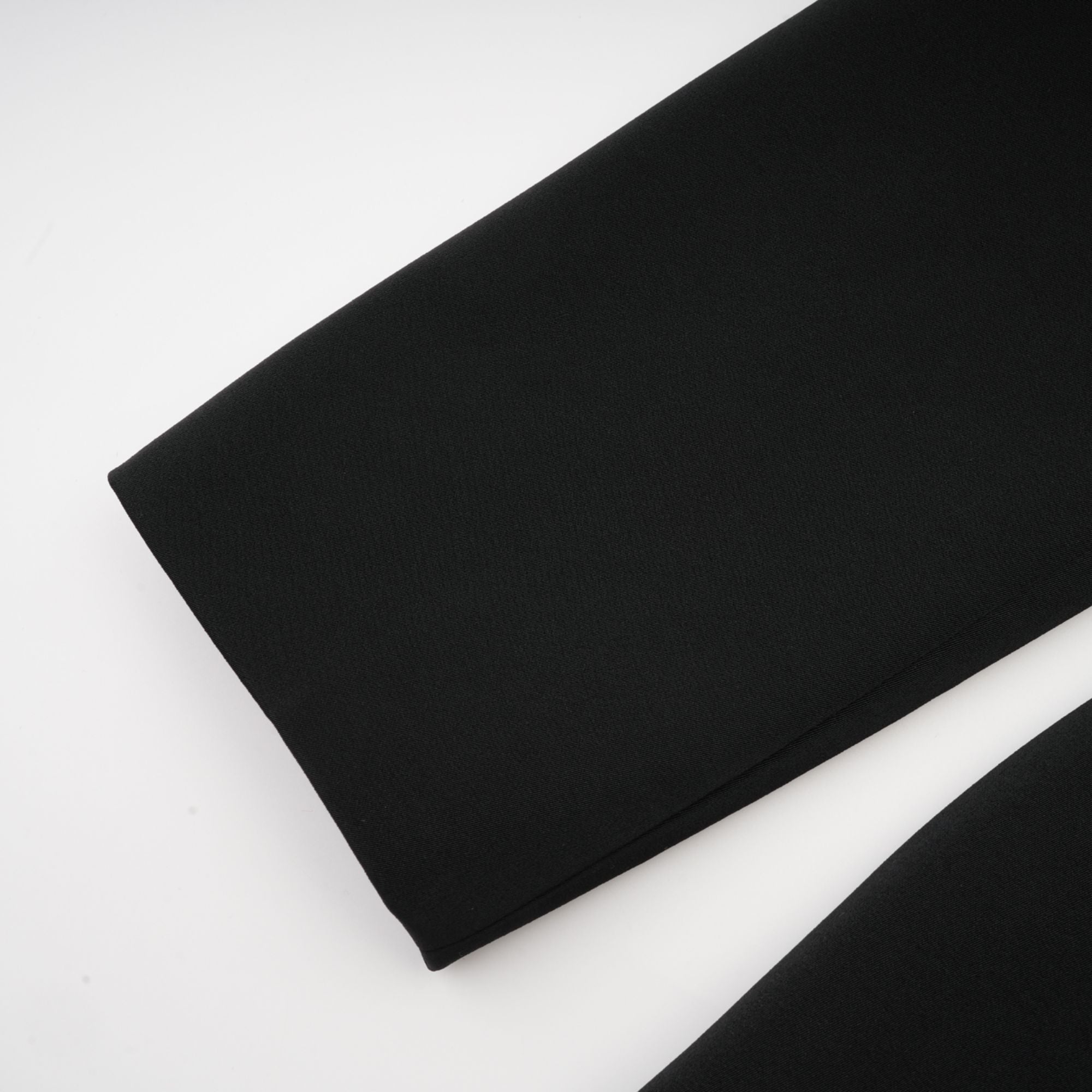 Delphine svart utsmyckad jacka och byxor i matchande set