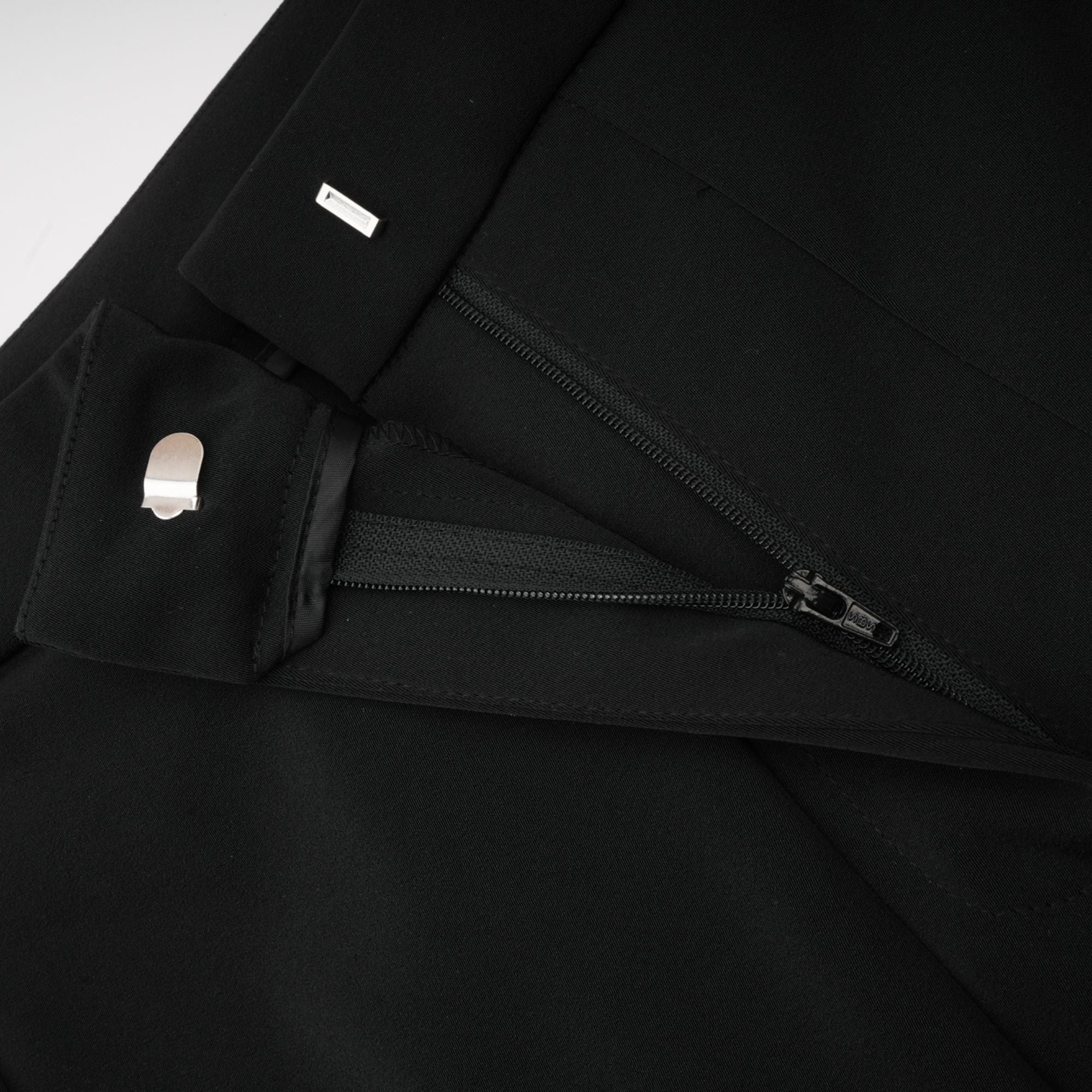 Delphine svart utsmyckad jacka och byxor i matchande set