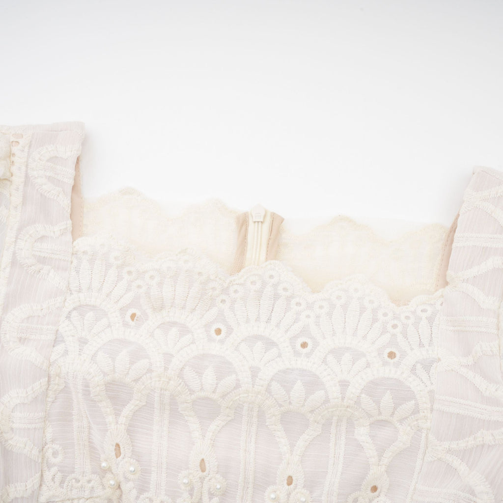 Anaïs midiklänning med utskurna detaljer och pärlprydnad 