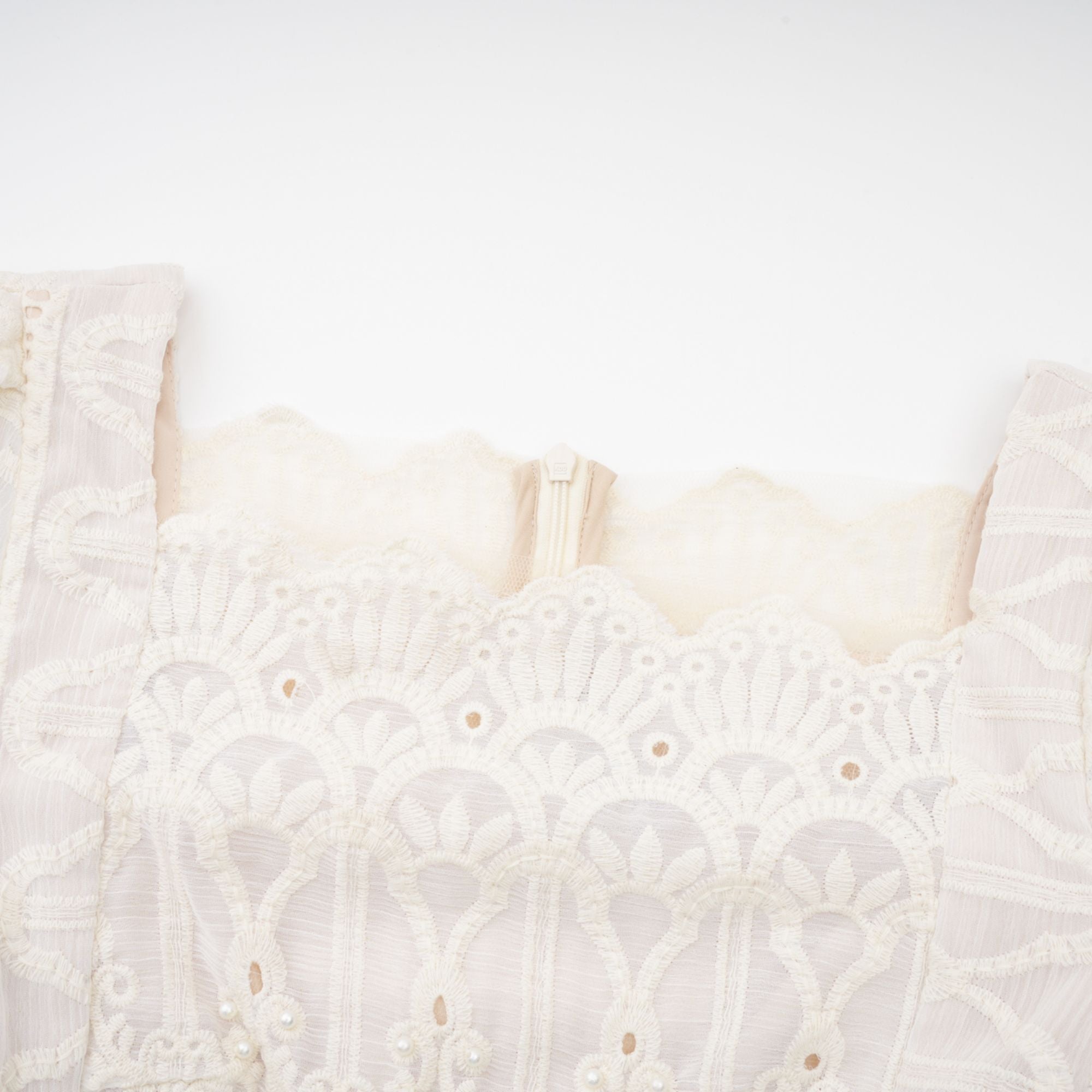 Anaïs midiklänning med utskurna detaljer och pärlprydnad 