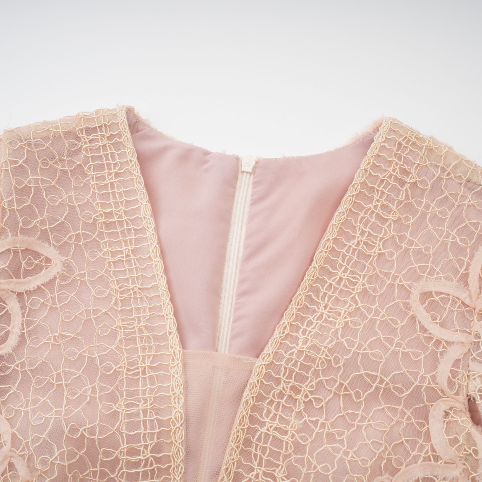 Robe midi neutre en crochet à fausses fleurs Bérengère