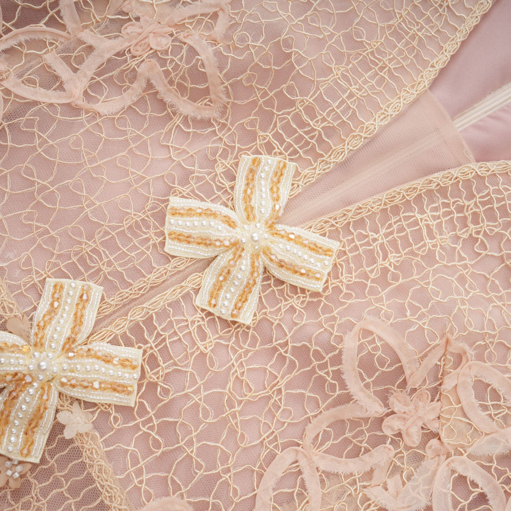 Robe midi neutre en crochet à fausses fleurs Bérengère