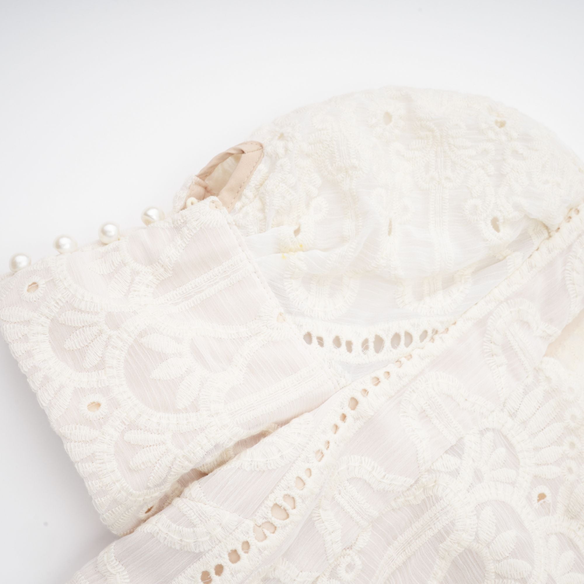 Anaïs midiklänning med utskurna detaljer och pärlprydnad 