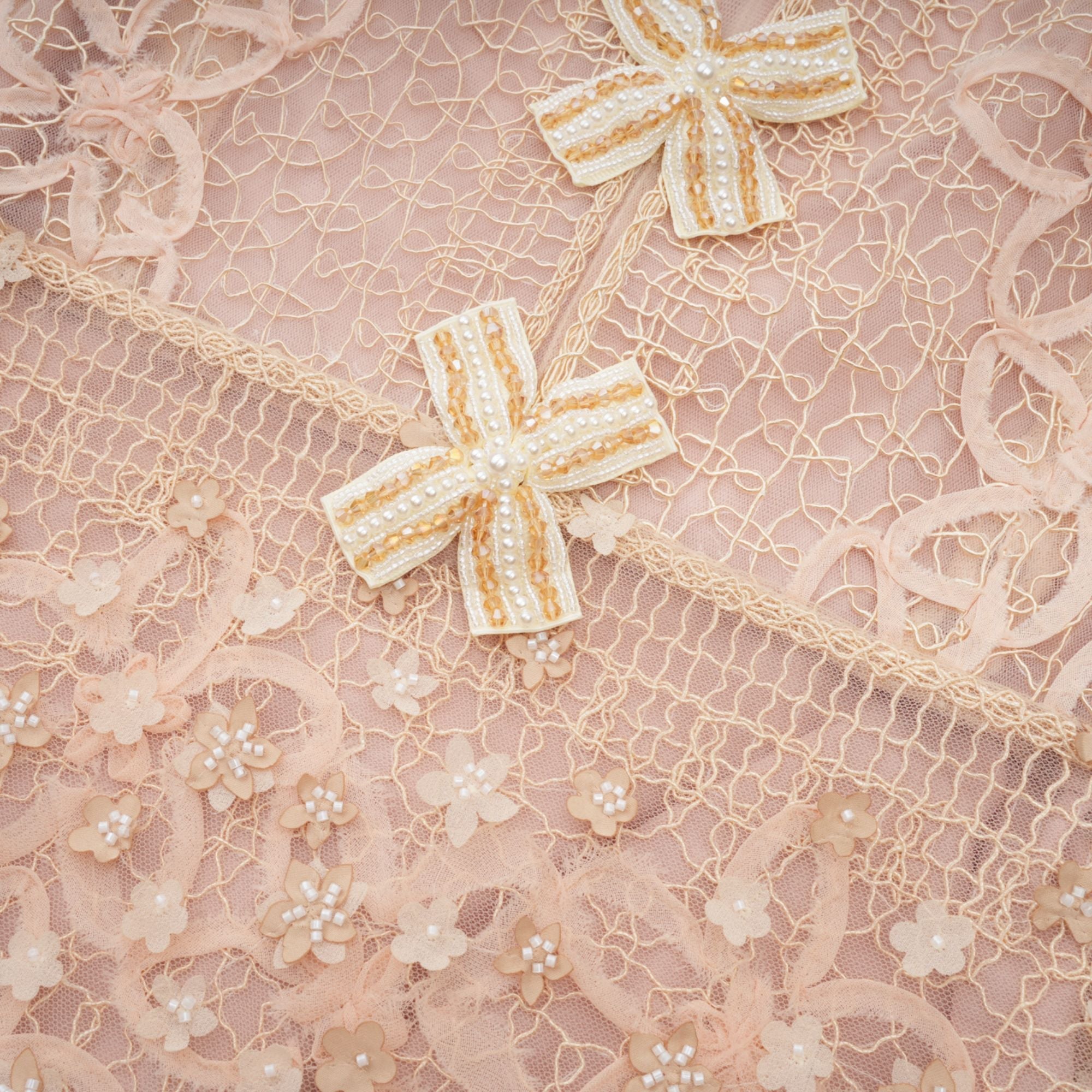 Robe midi neutre en crochet à fausses fleurs Bérengère