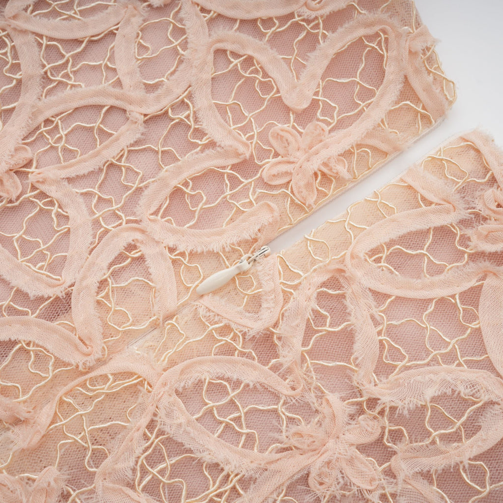 Robe midi neutre en crochet à fausses fleurs Bérengère