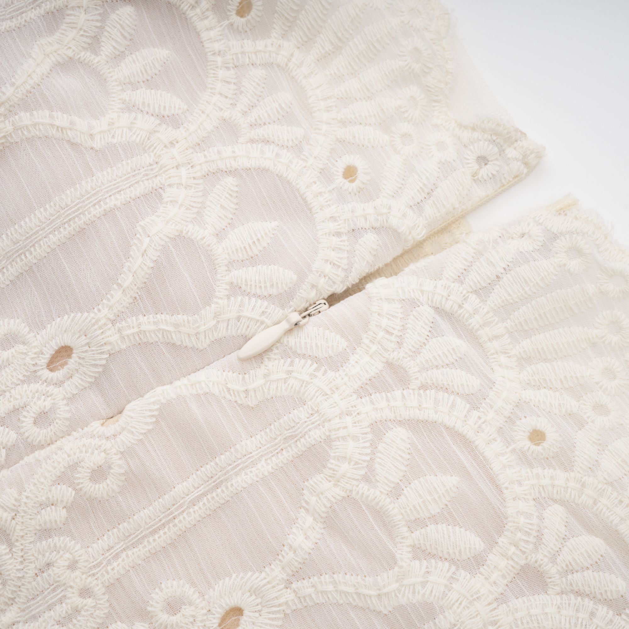 Anaïs midiklänning med utskurna detaljer och pärlprydnad 