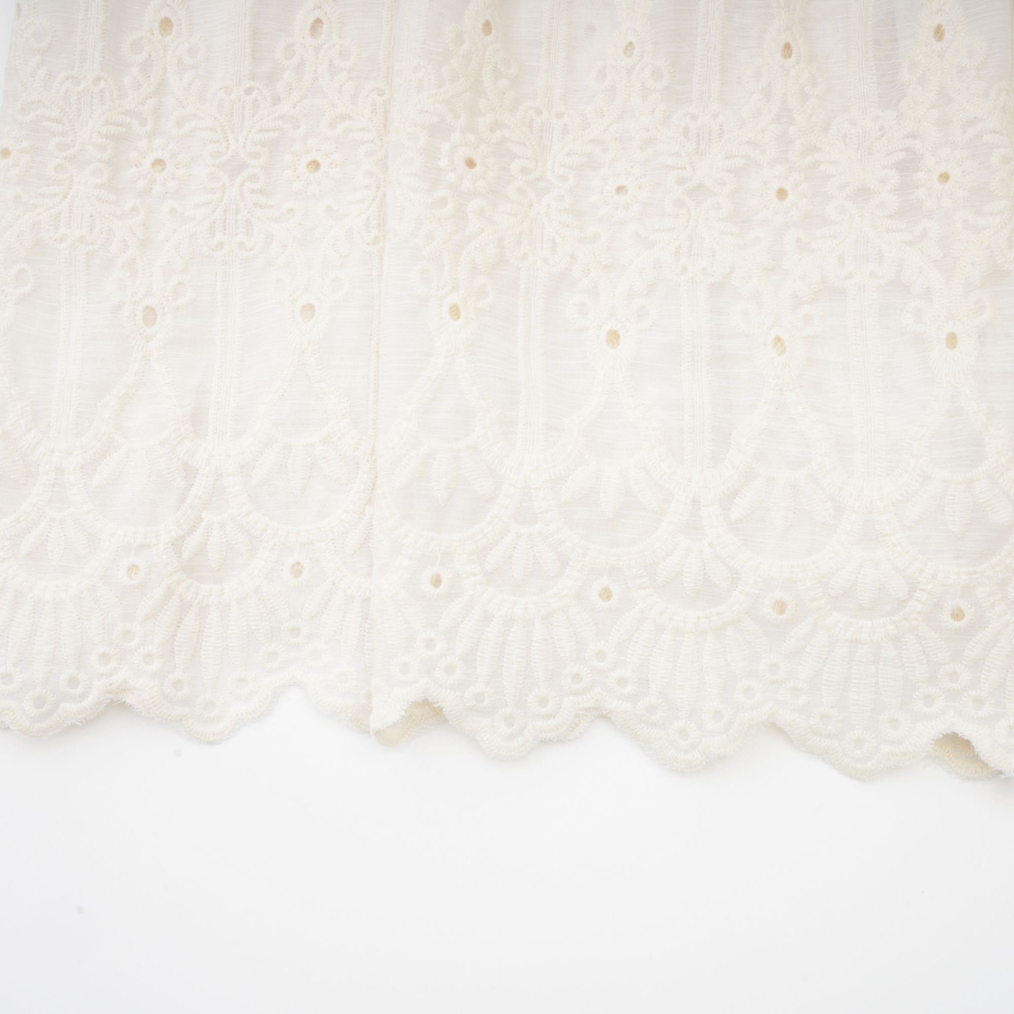 Anaïs midiklänning med utskurna detaljer och pärlprydnad 