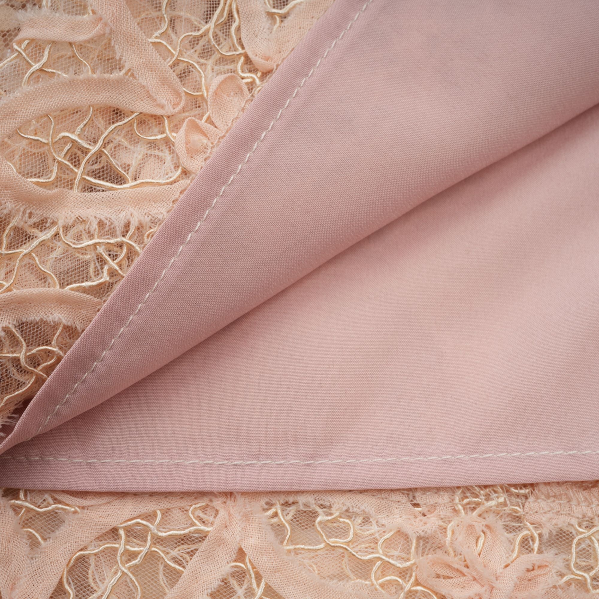 Robe midi neutre en crochet à fausses fleurs Bérengère