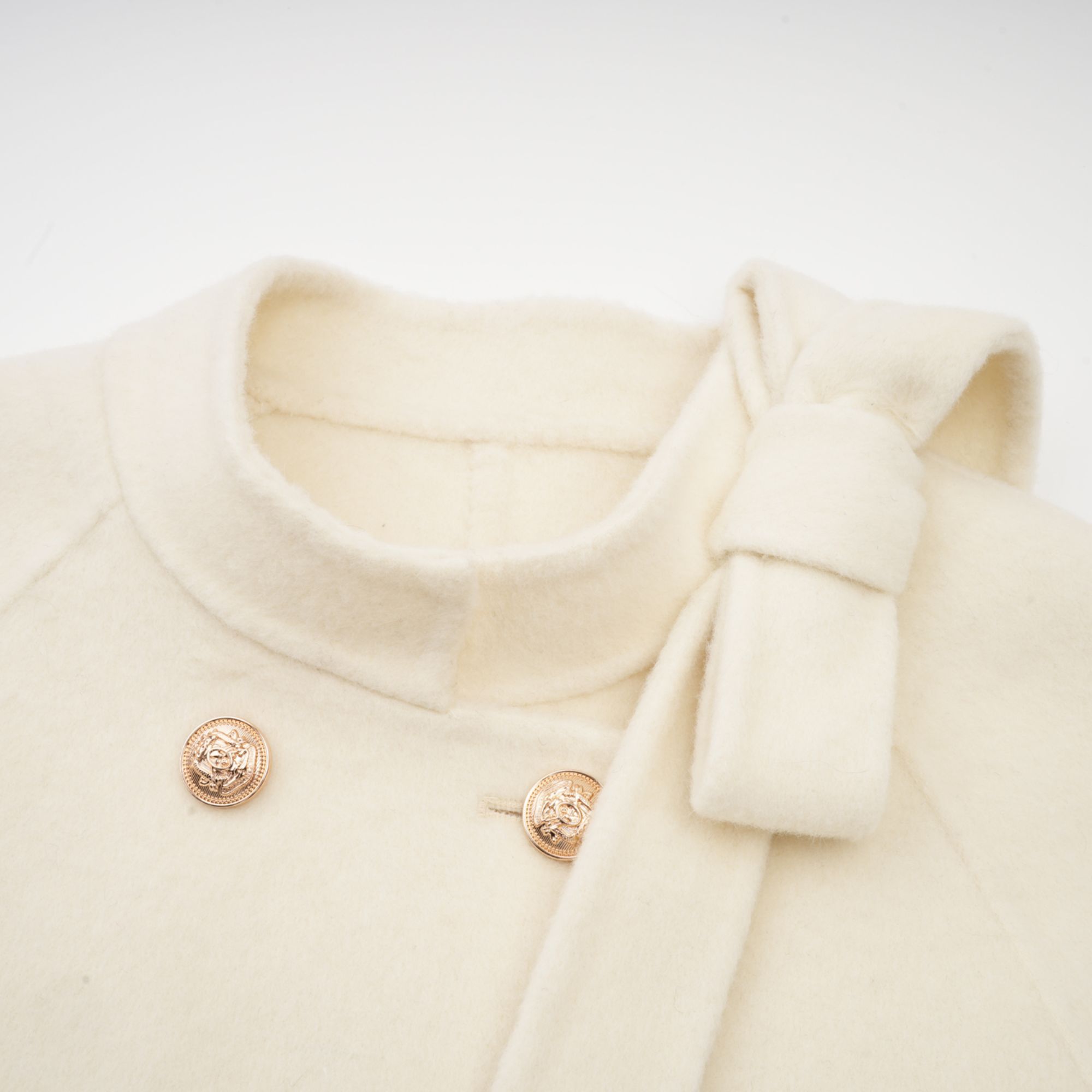 Colette vit ullpälskappa med rosett