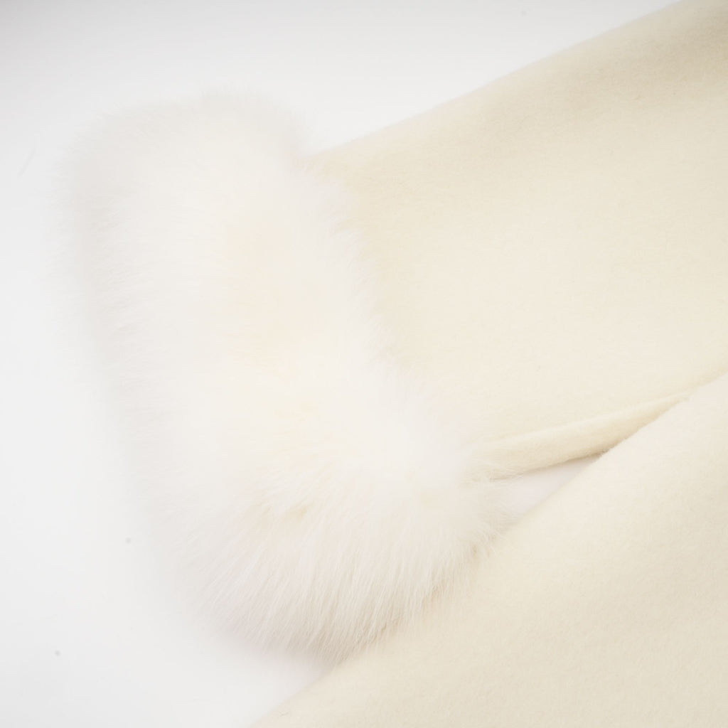 Colette vit ullpälskappa med rosett