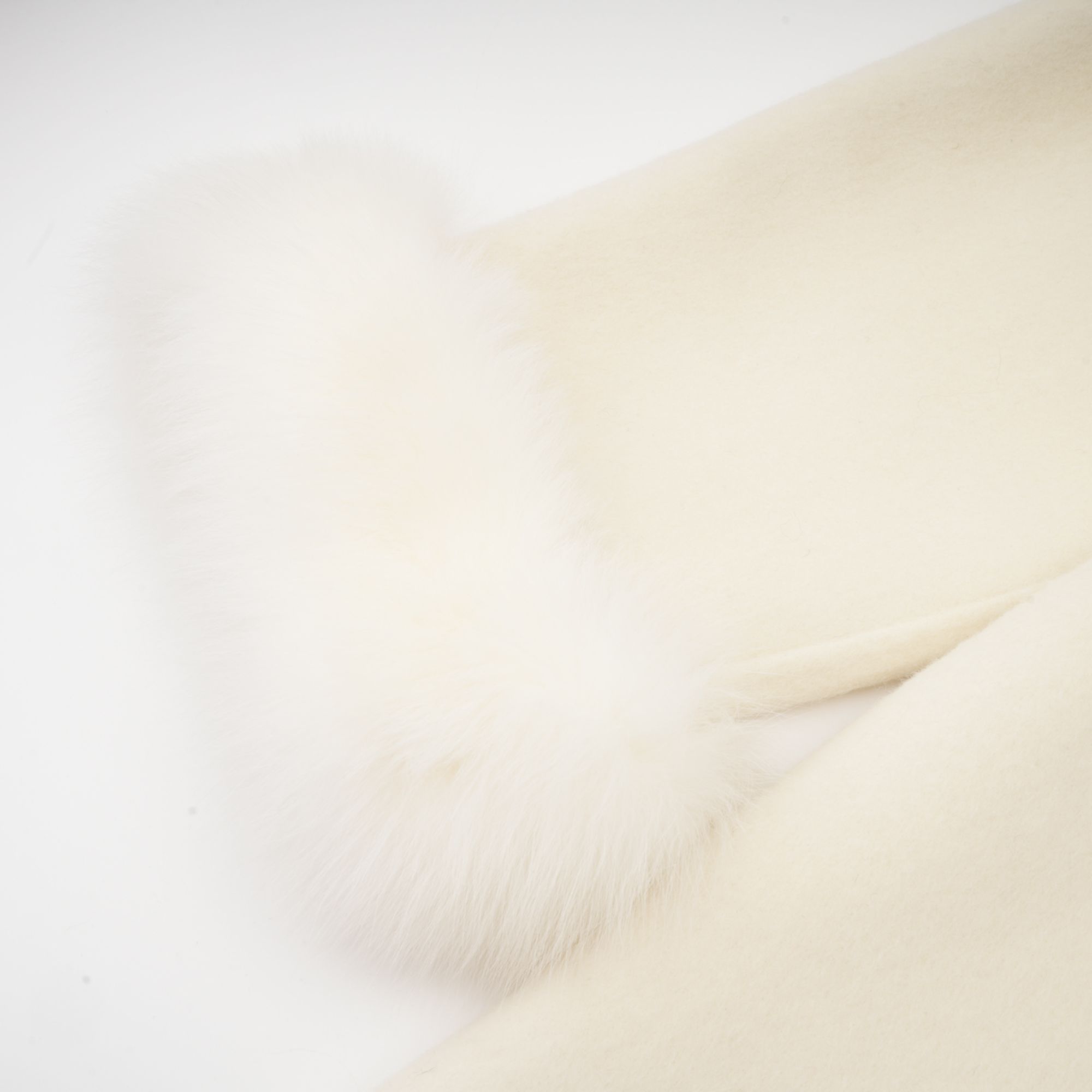 Colette vit ullpälskappa med rosett