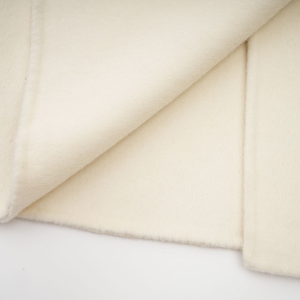 Colette vit ullpälskappa med rosett