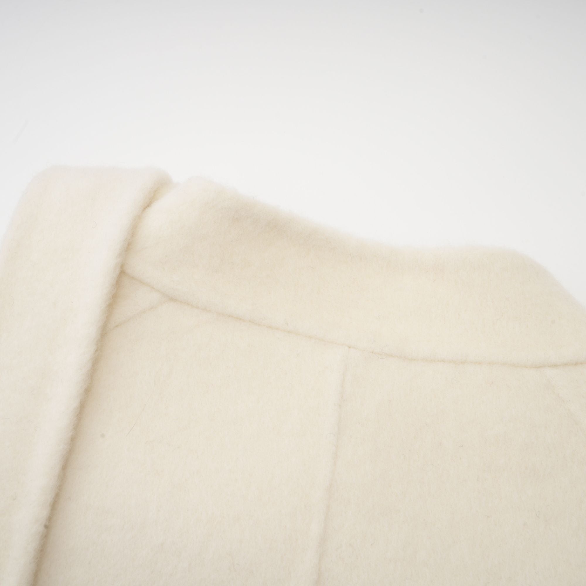 Colette vit ullpälskappa med rosett