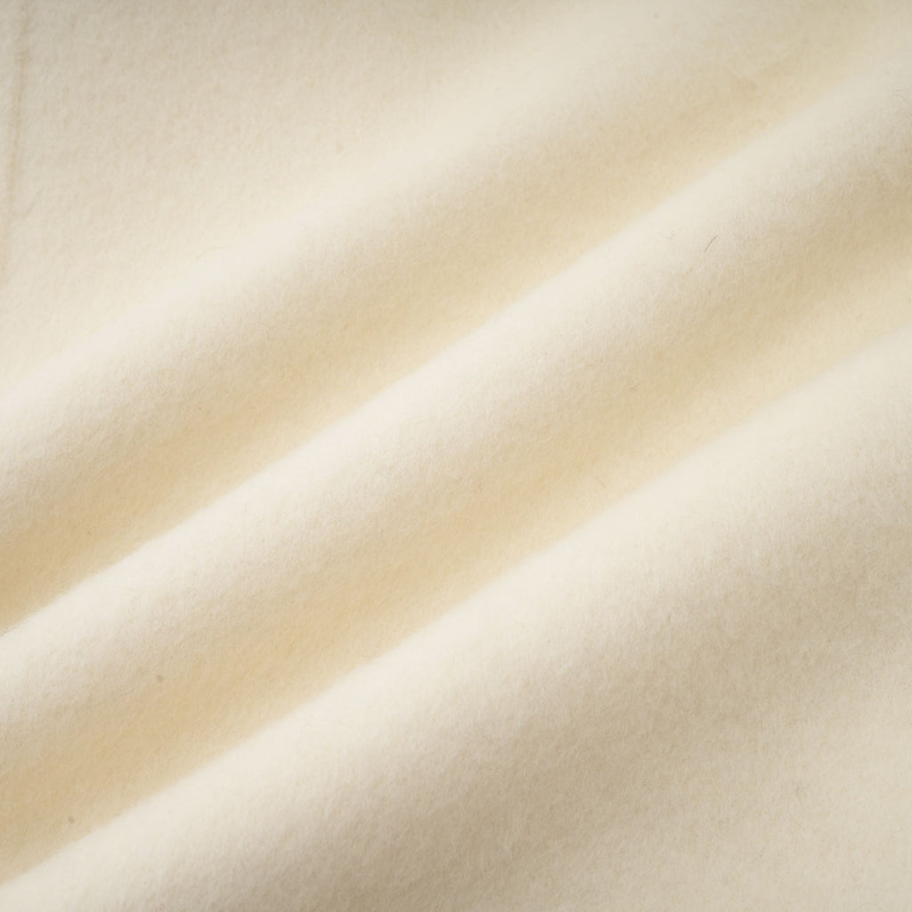 Colette vit ullpälskappa med rosett