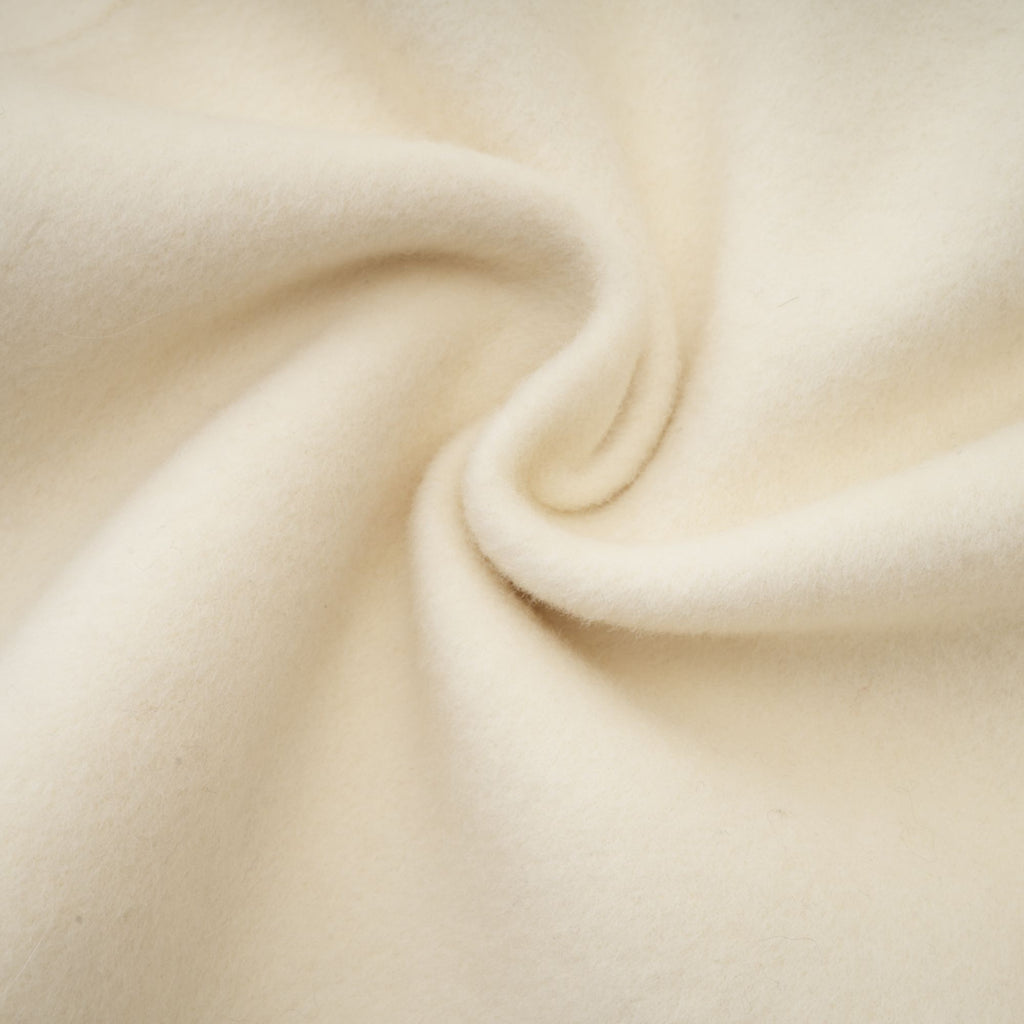 Colette vit ullpälskappa med rosett