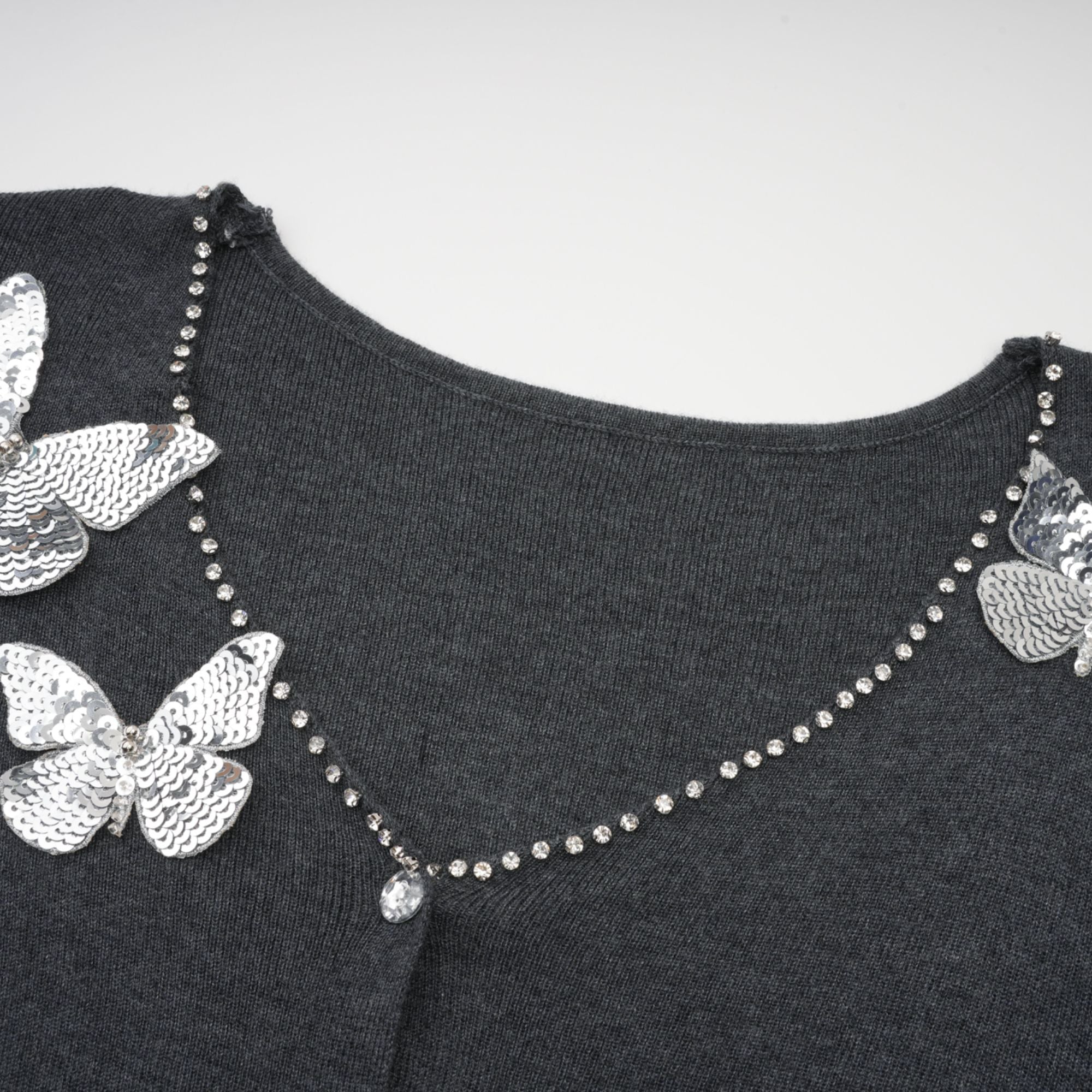 Anastasie grå paljettkofta med fjärilsmotiv