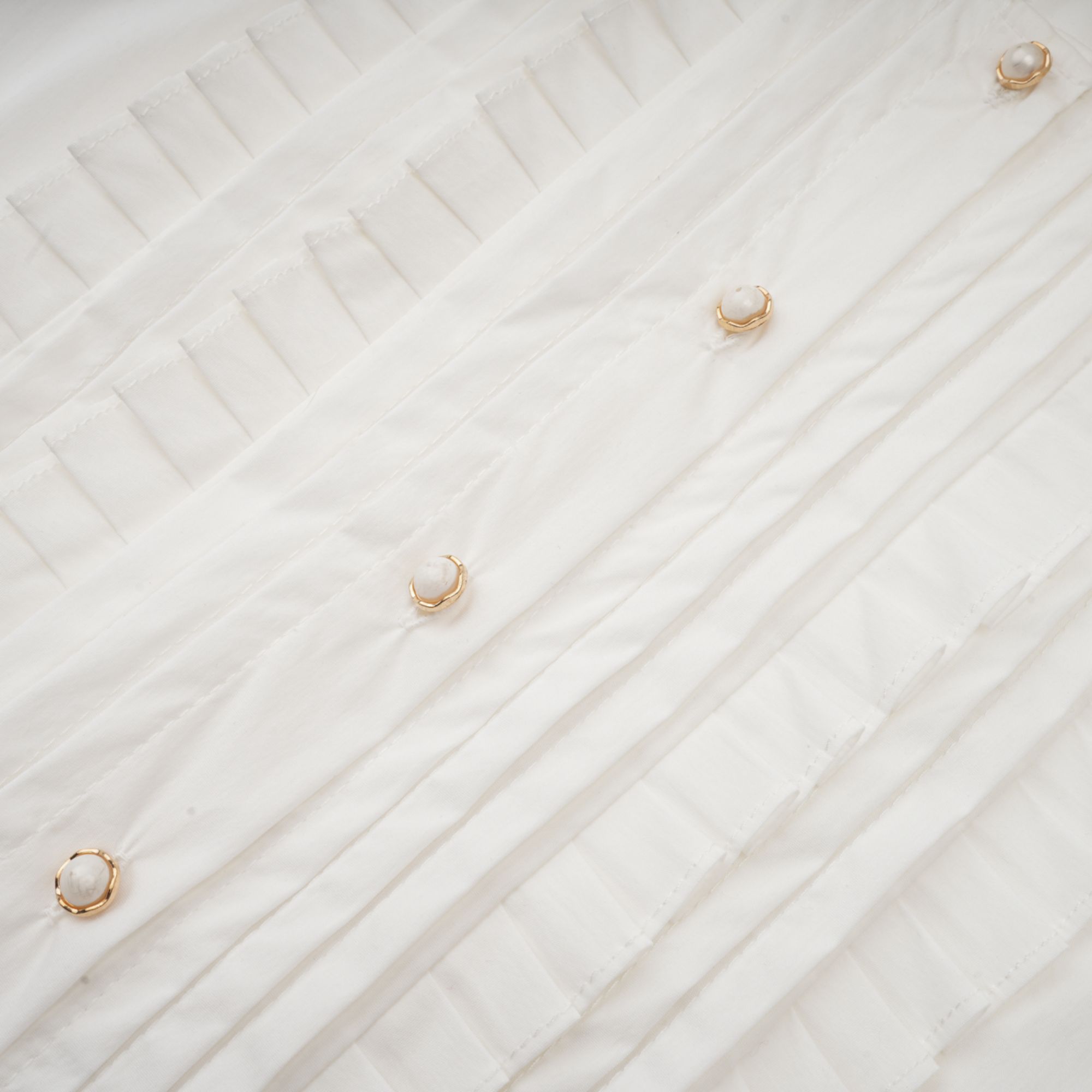 Céleste vit plisserad skjorta med halsdukskrage