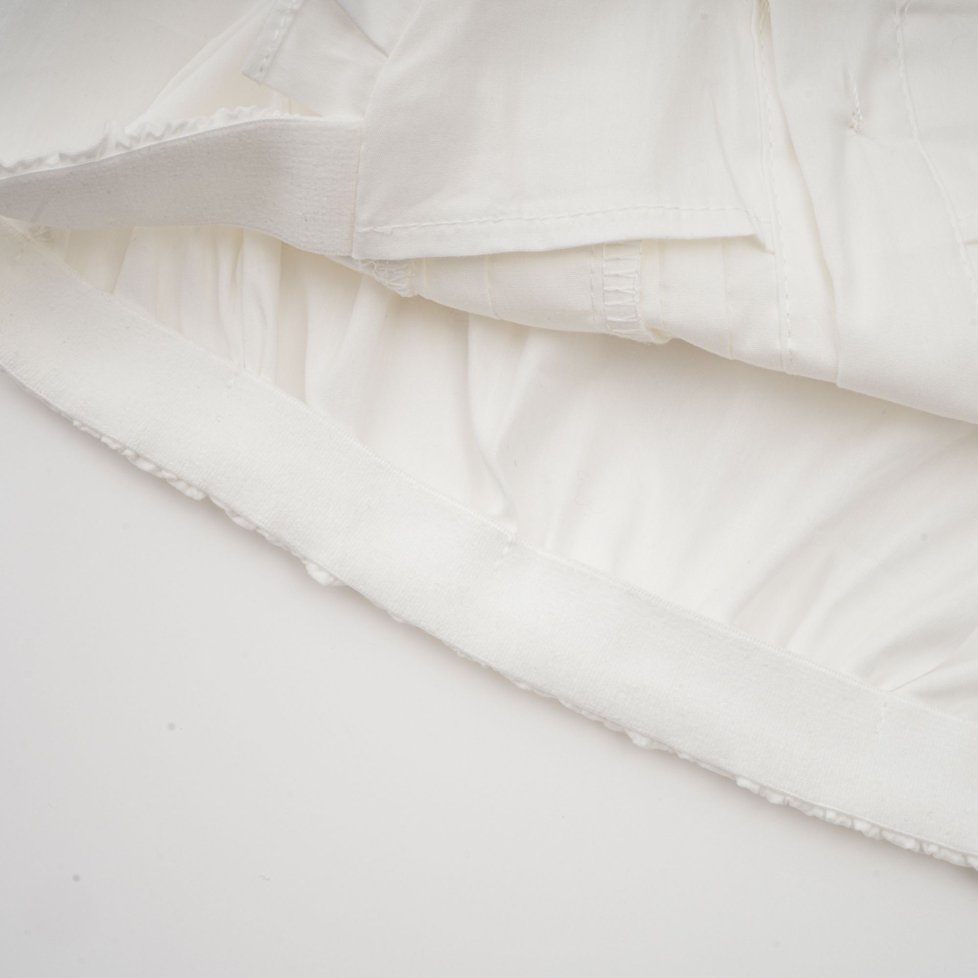 Céleste vit plisserad skjorta med halsdukskrage