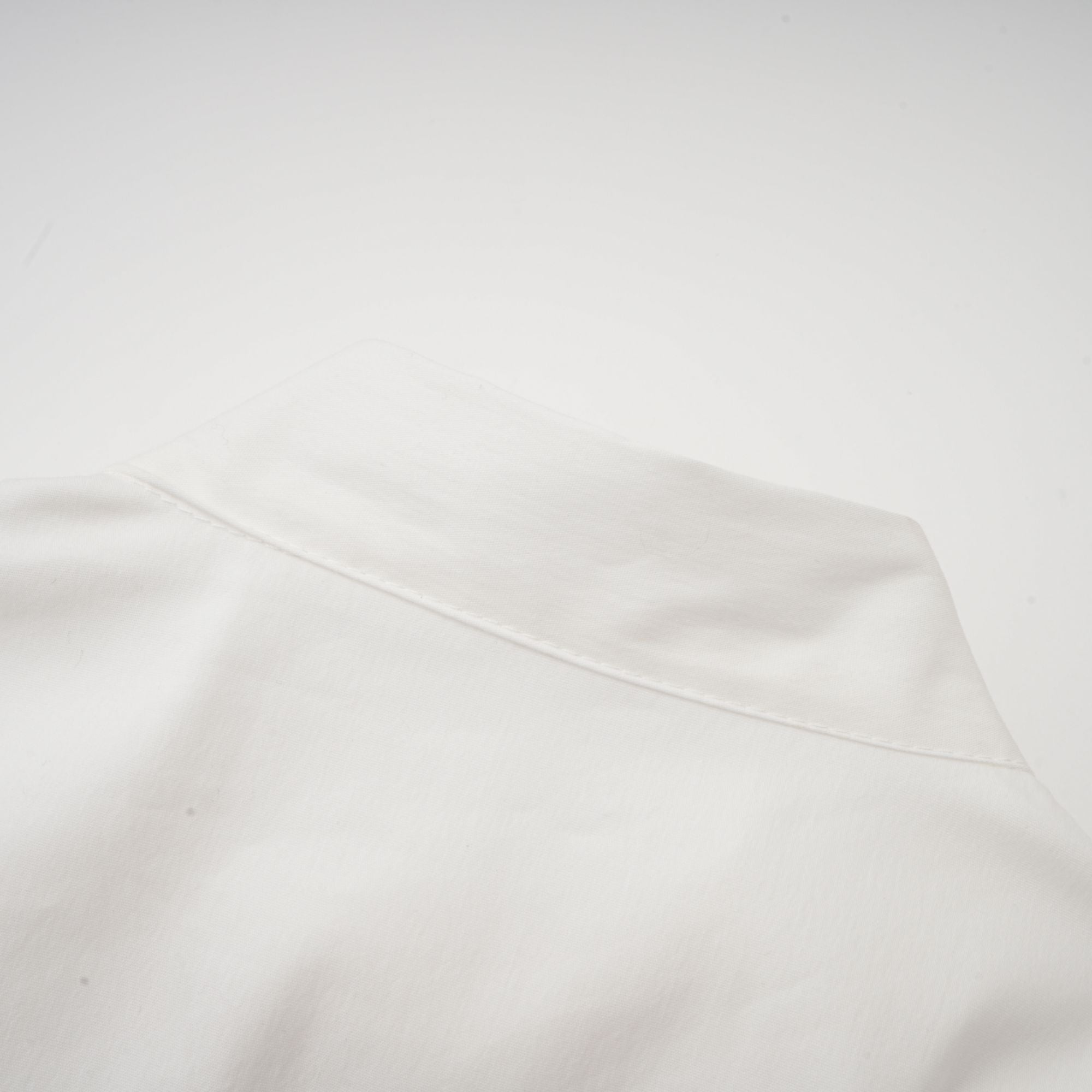 Céleste vit plisserad skjorta med halsdukskrage