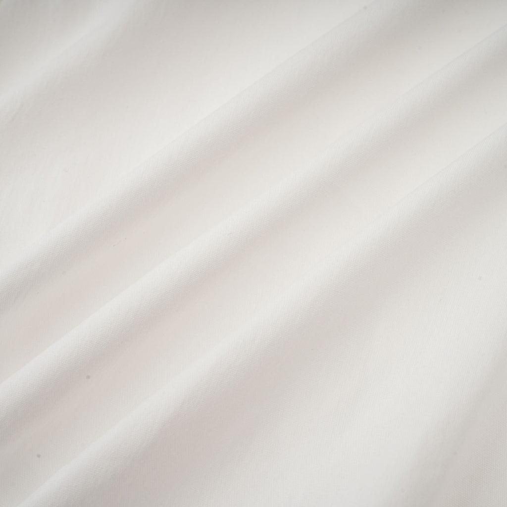 Céleste vit plisserad skjorta med halsdukskrage